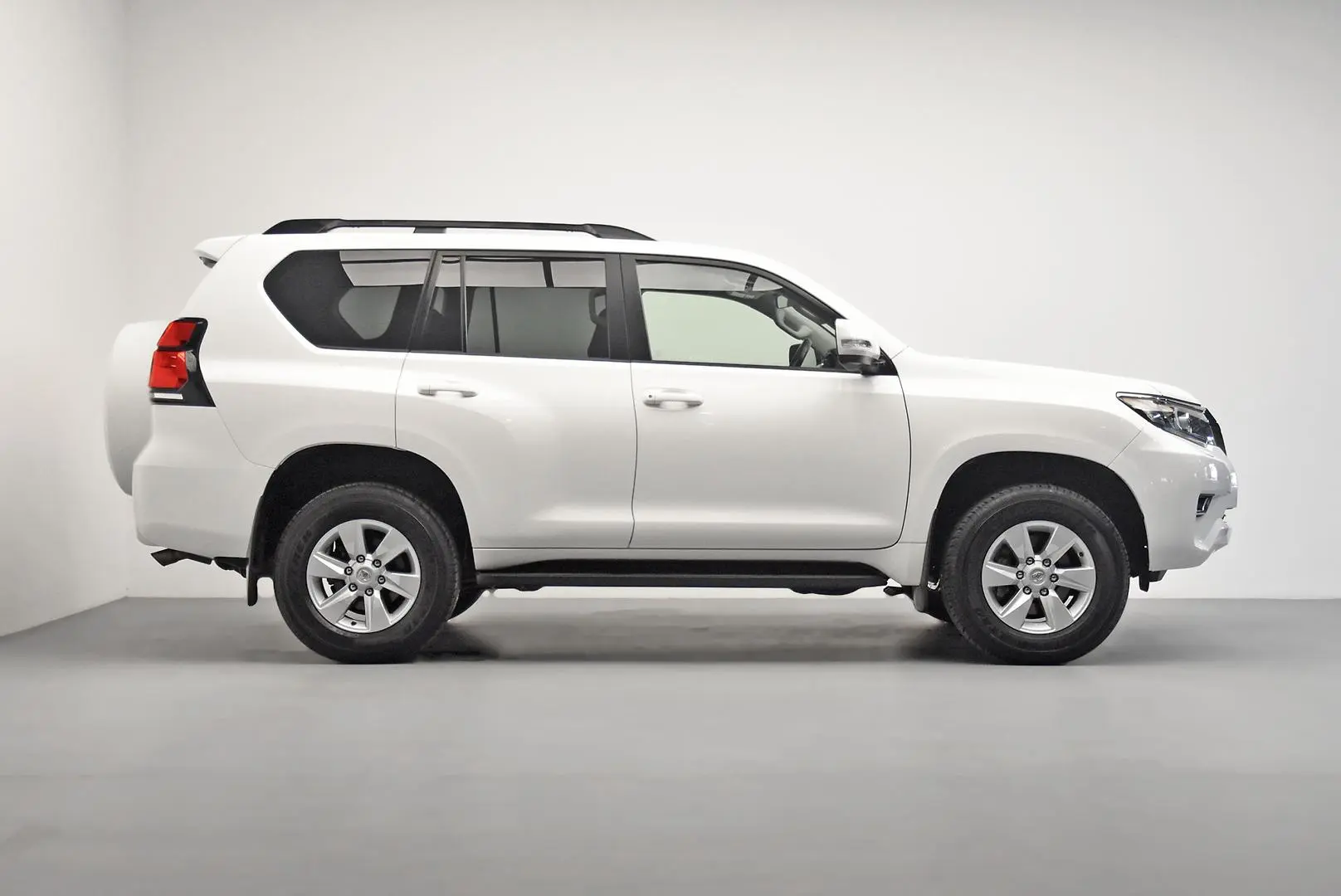 2023 Toyota Landcruiser Prado Gallery Image 3