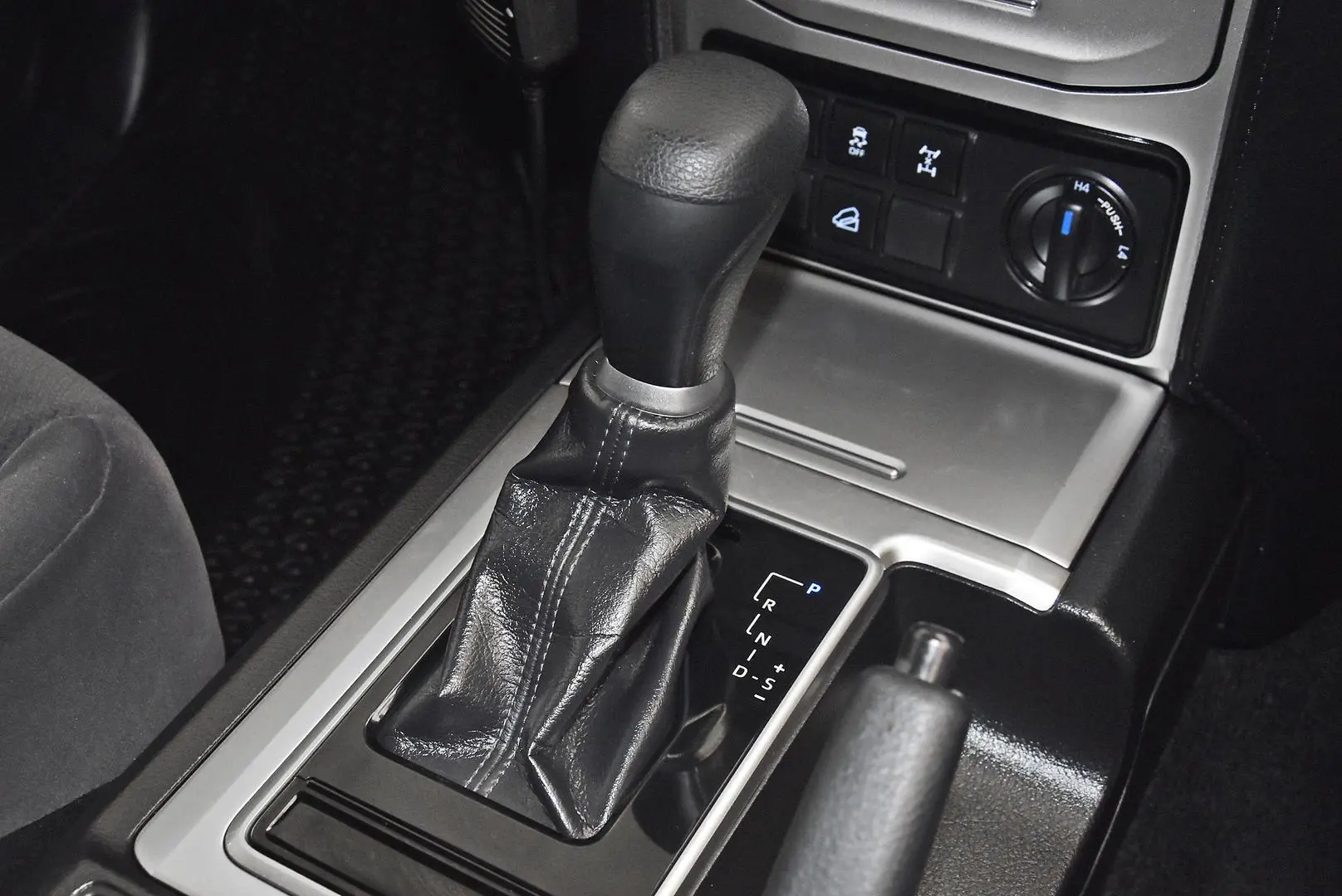 2022 Toyota Landcruiser Prado Gallery Image 12