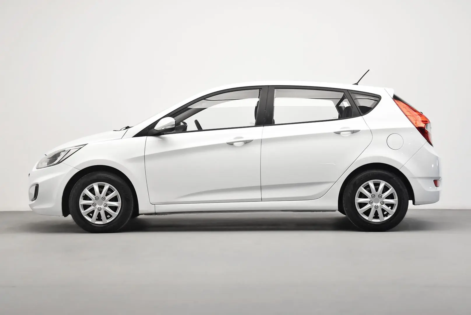 2016 Hyundai Accent Gallery Image 4