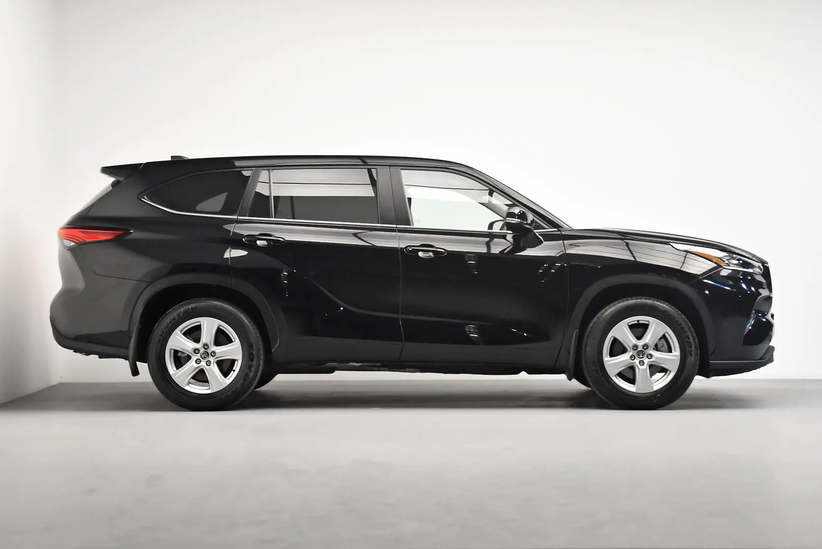 2022 Toyota Kluger Gallery Image 3
