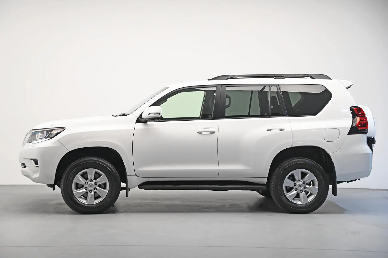 2023 Toyota Landcruiser Prado Gallery Image 4