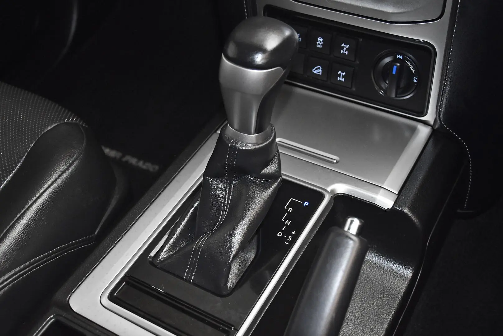 2020 Toyota Landcruiser Prado Gallery Image 12