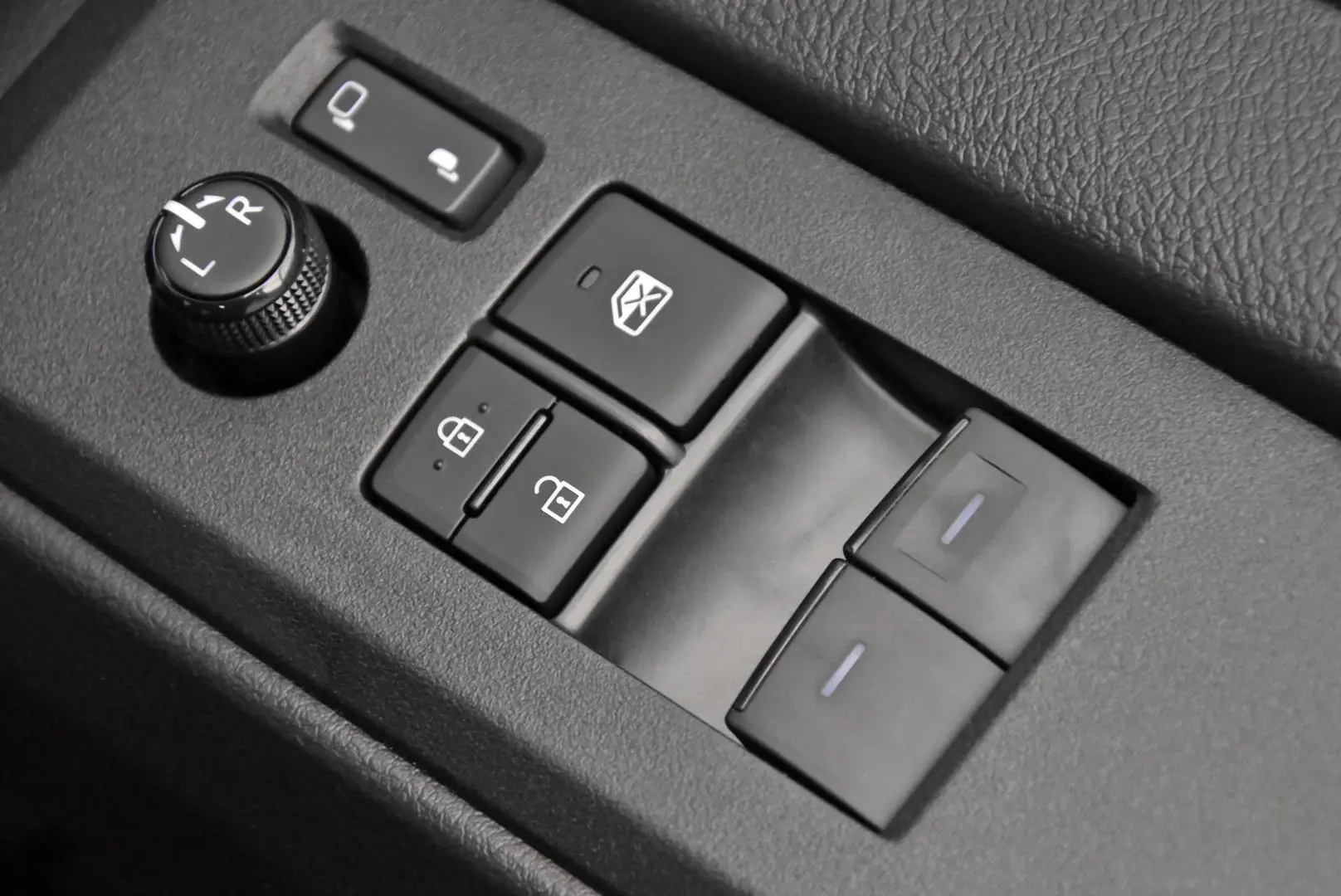 2025 Toyota Hiace Gallery Image 9