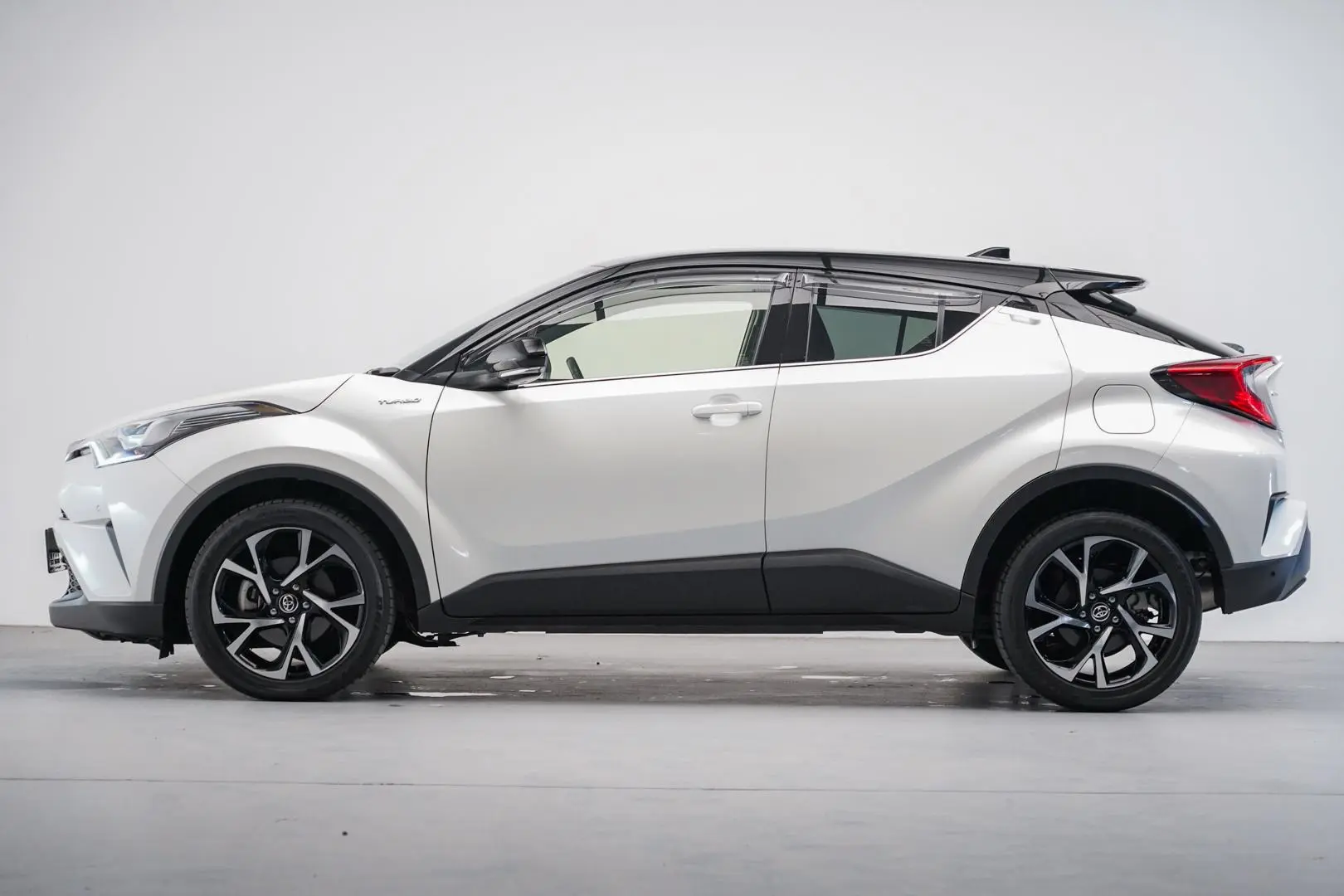2018 Toyota C-HR Gallery Image 3