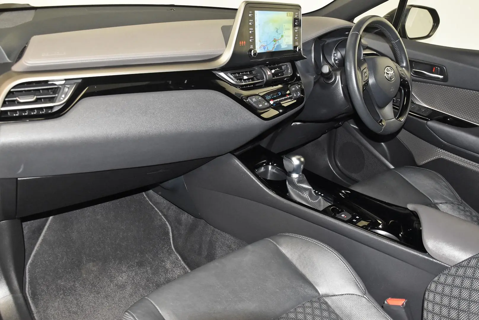 2022 Toyota C-HR Gallery Image 17
