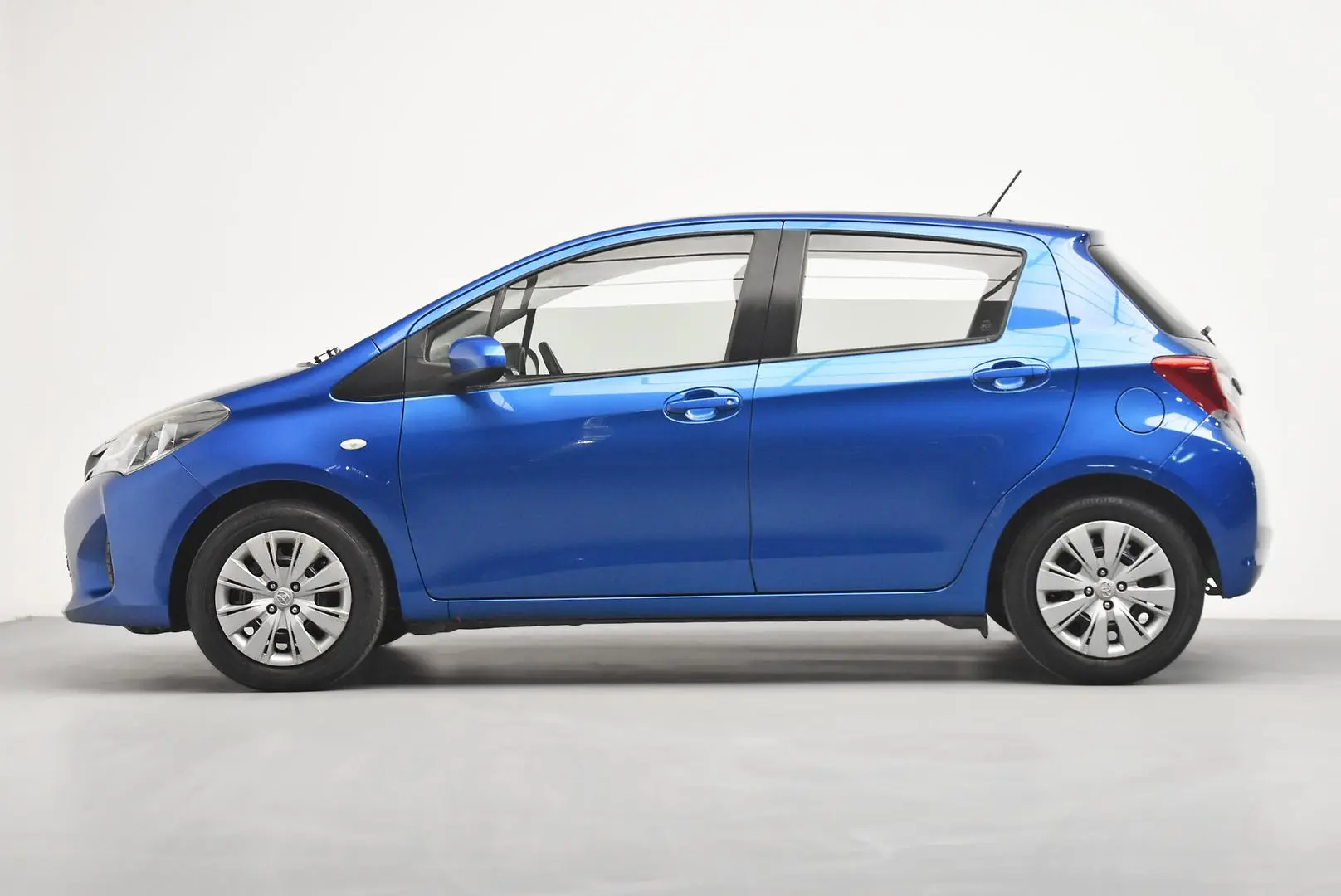 2015 Toyota Yaris Gallery Image 4