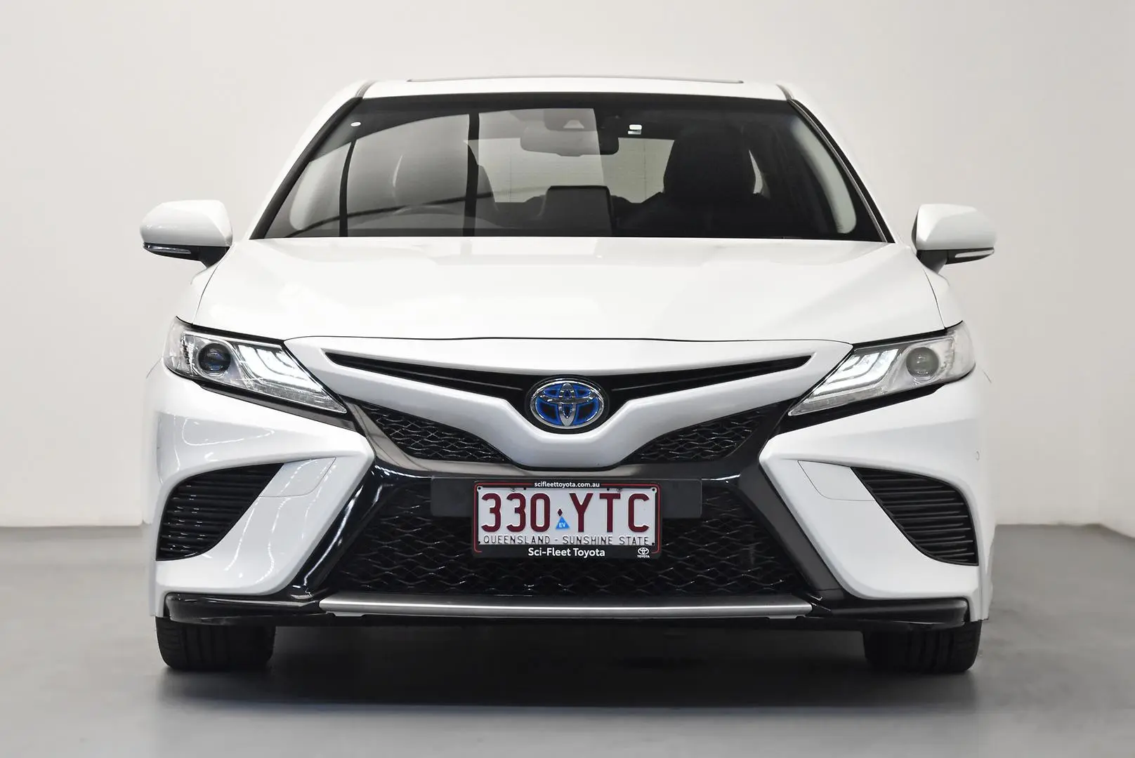 2017 Toyota Camry Gallery Image 2