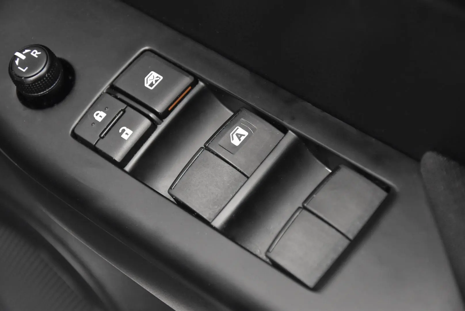 2020 Toyota Hilux Gallery Image 9
