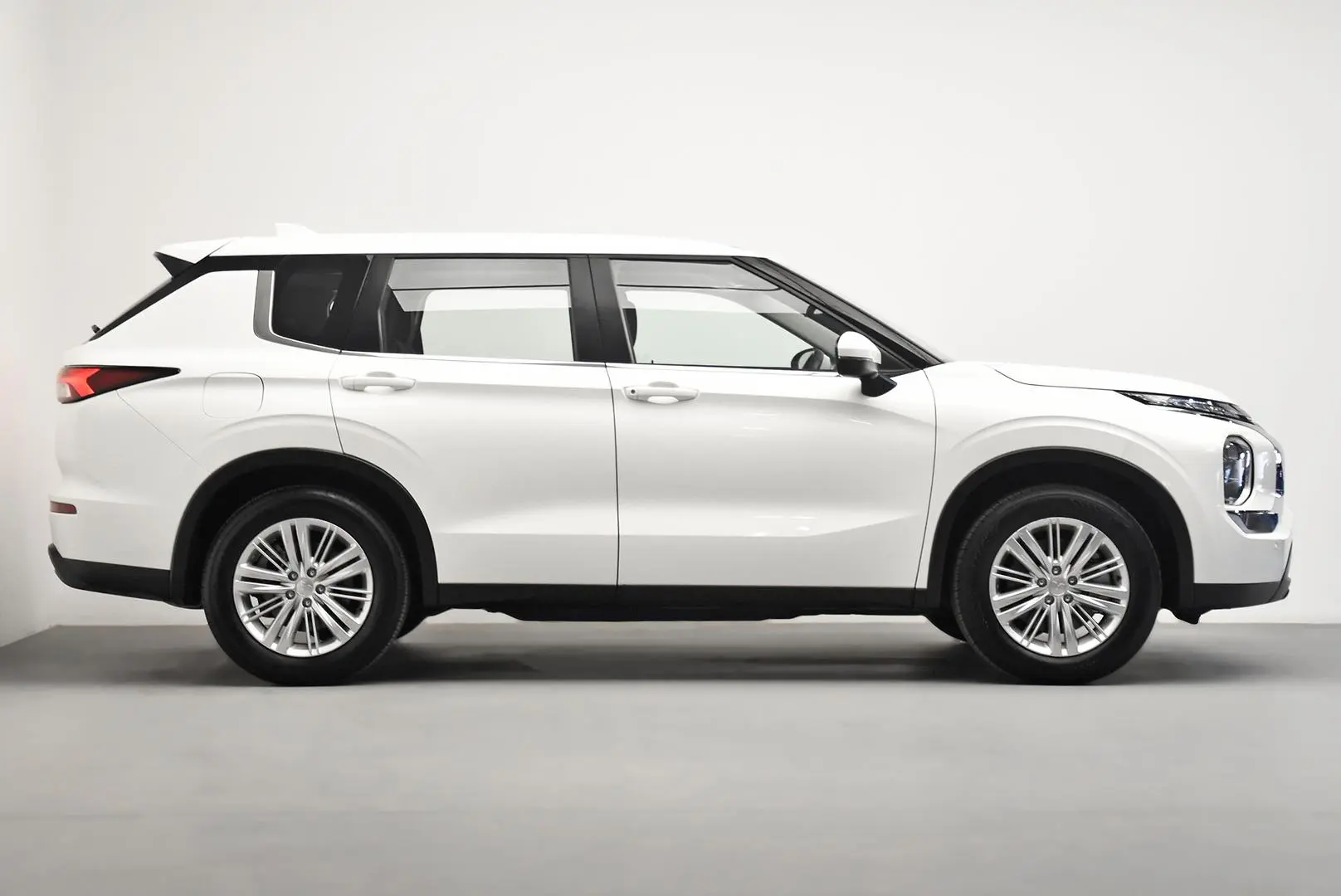 2023 Mitsubishi Outlander Gallery Image 3