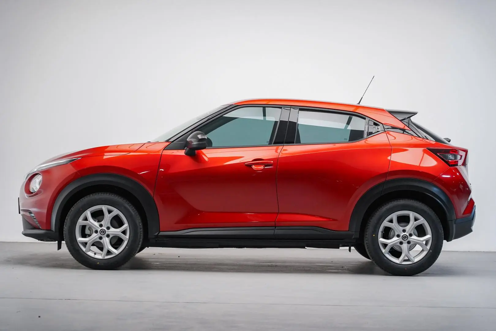 2020 Nissan JUKE Gallery Image 3