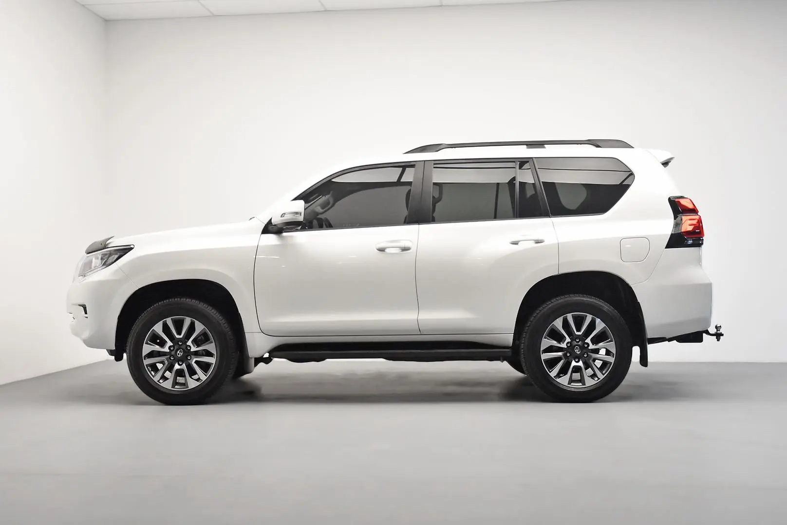 2022 Toyota Landcruiser Prado Gallery Image 4