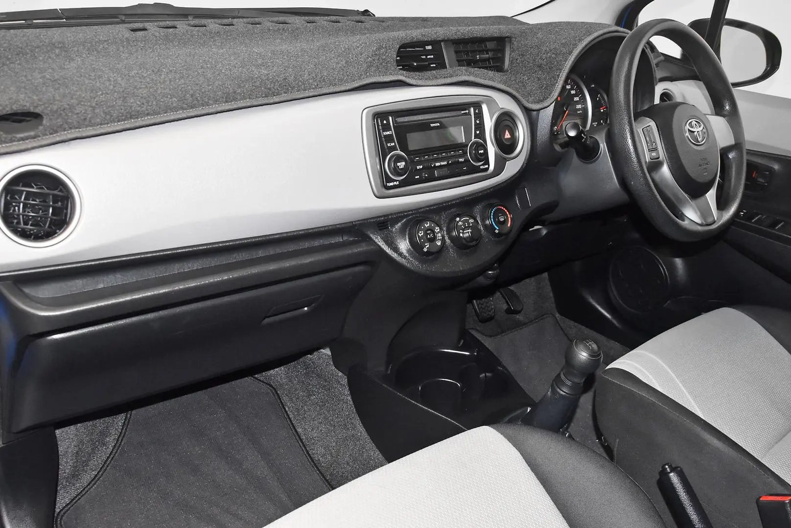 2013 Toyota Yaris Gallery Image 16