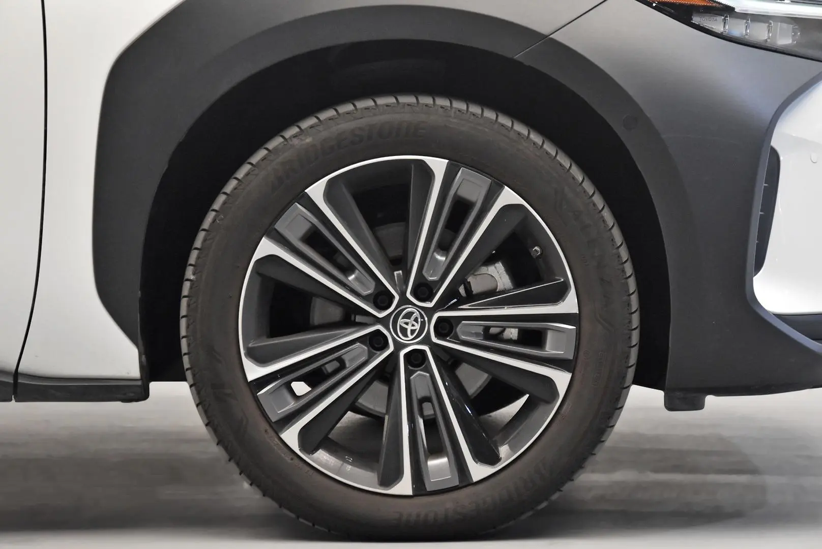 2024 Toyota bZ4X Gallery Image 24