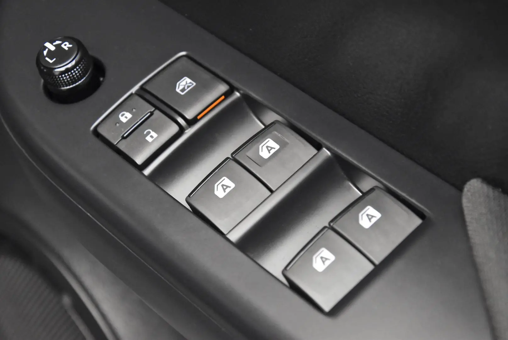 2025 Toyota Hilux Gallery Image 9