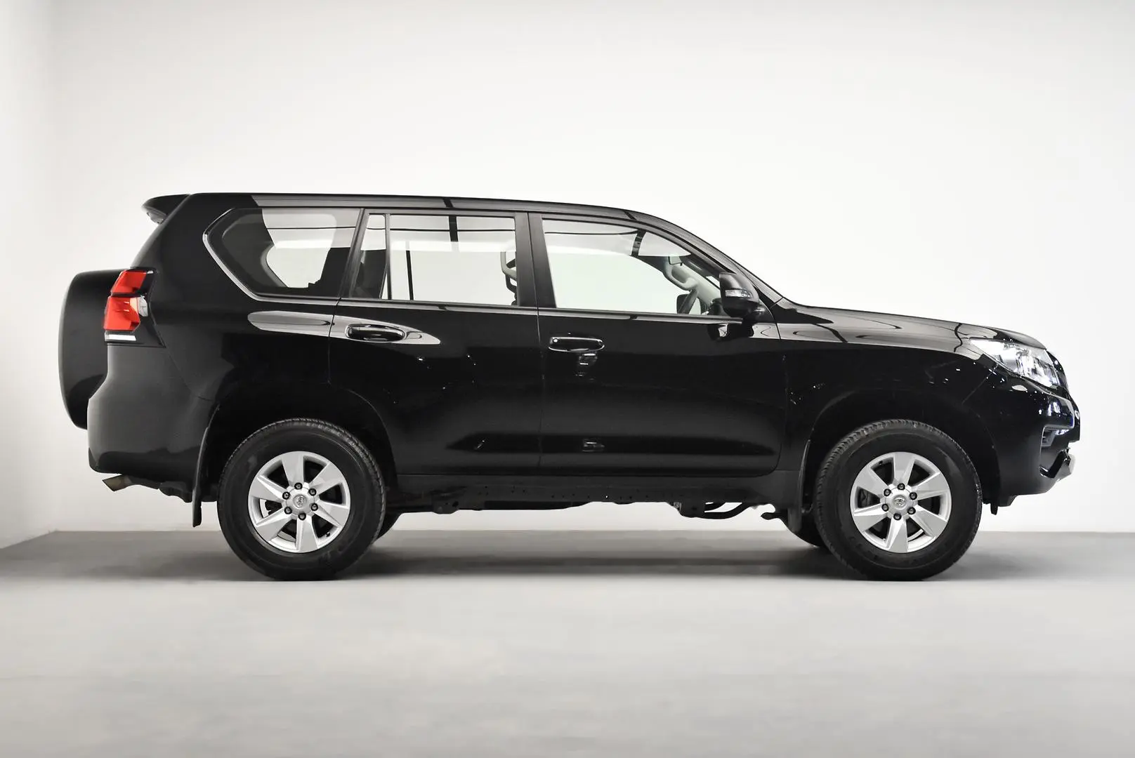 2023 Toyota Landcruiser Prado Gallery Image 3
