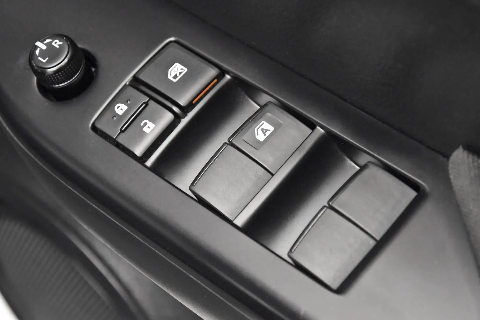 2021 Toyota Hilux Gallery Image 9