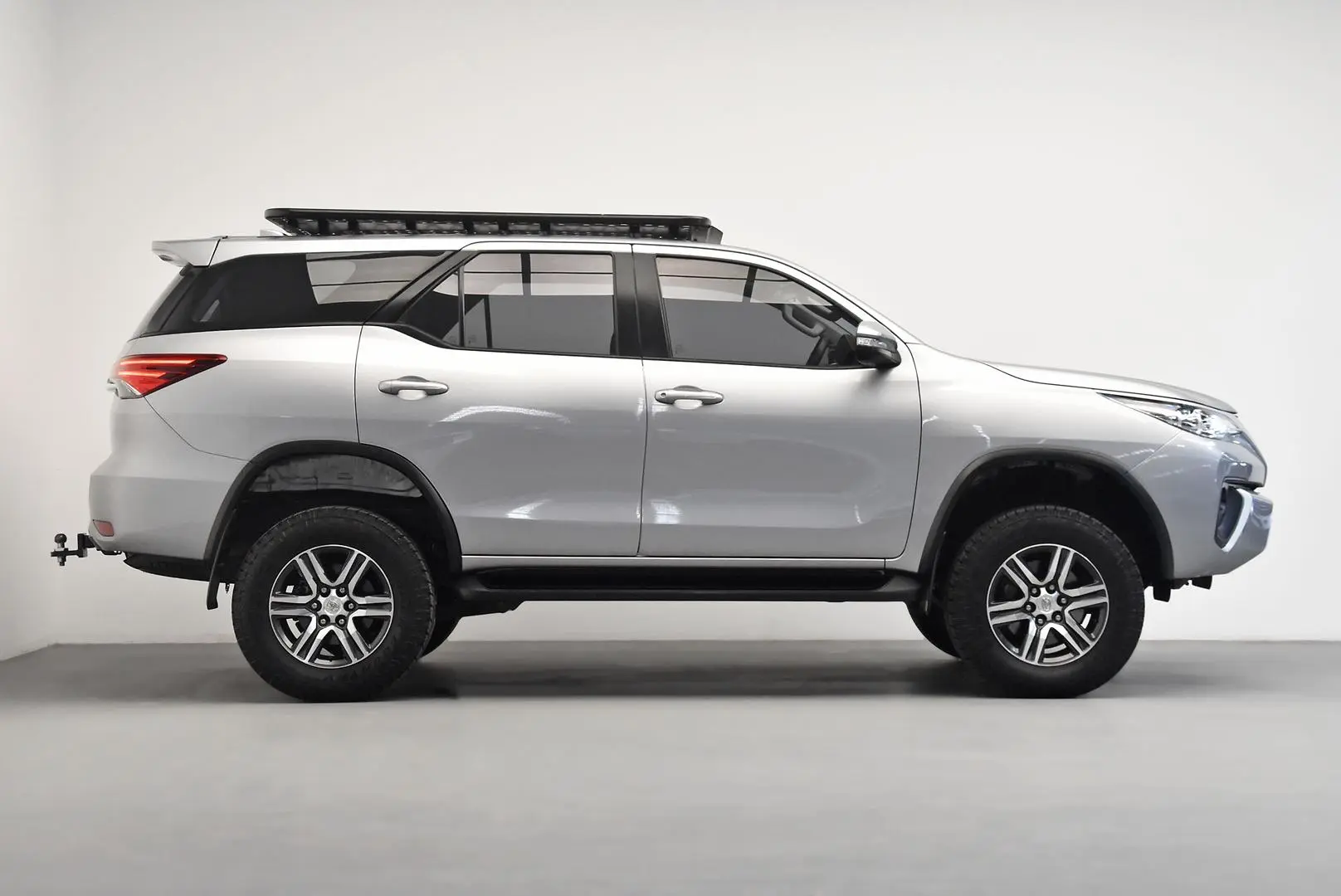 2016 Toyota Fortuner Gallery Image 3