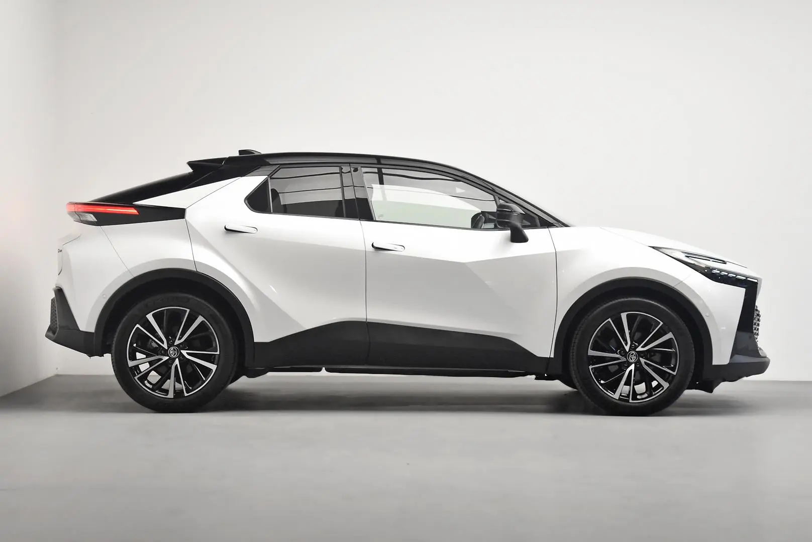 2023 Toyota C-HR Gallery Image 3