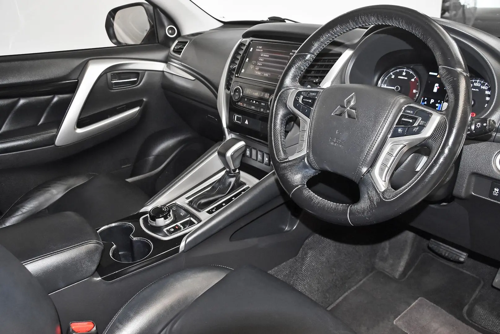 2018 Mitsubishi Pajero Sport Gallery Image 8