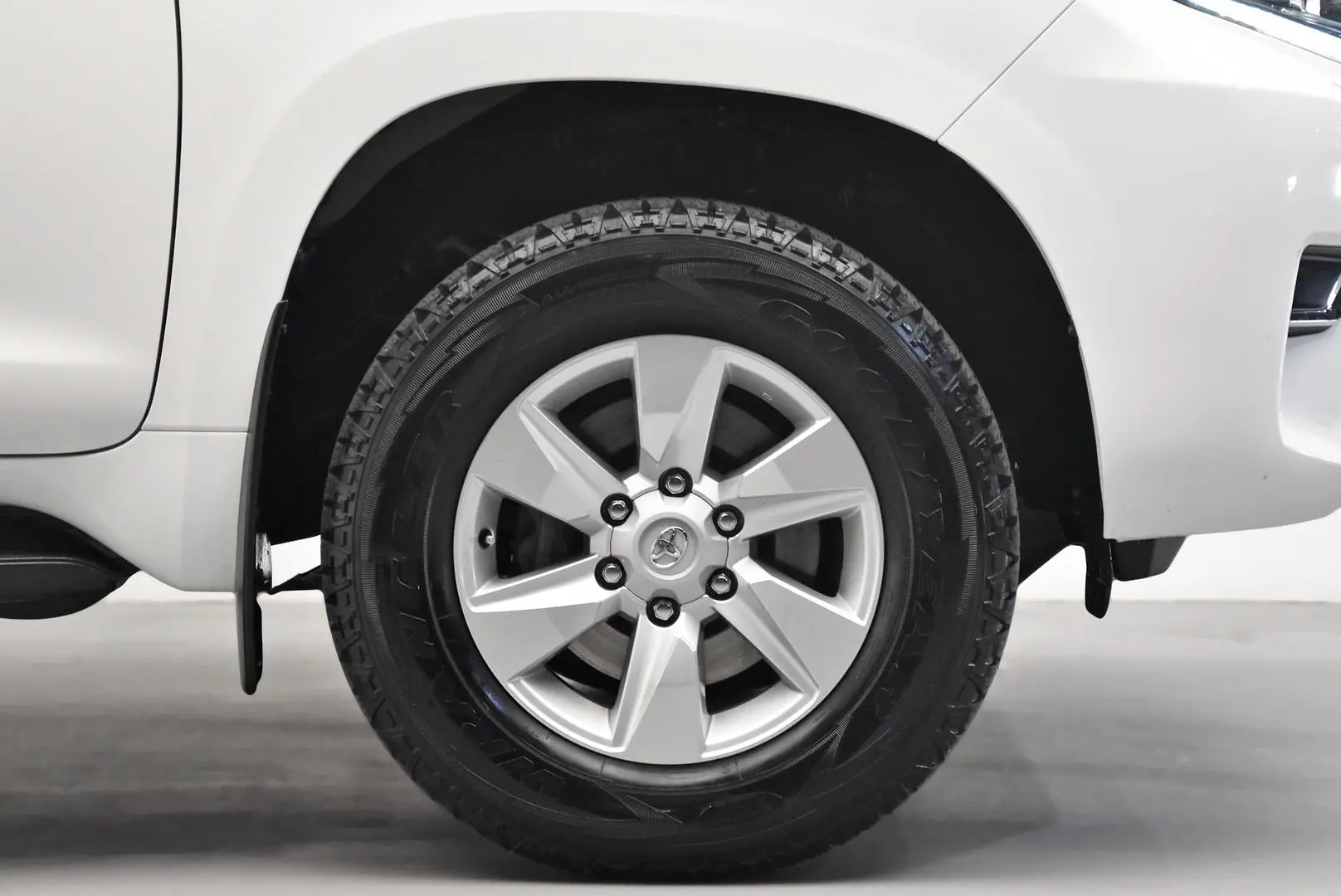 2017 Toyota Landcruiser Prado Gallery Image 22