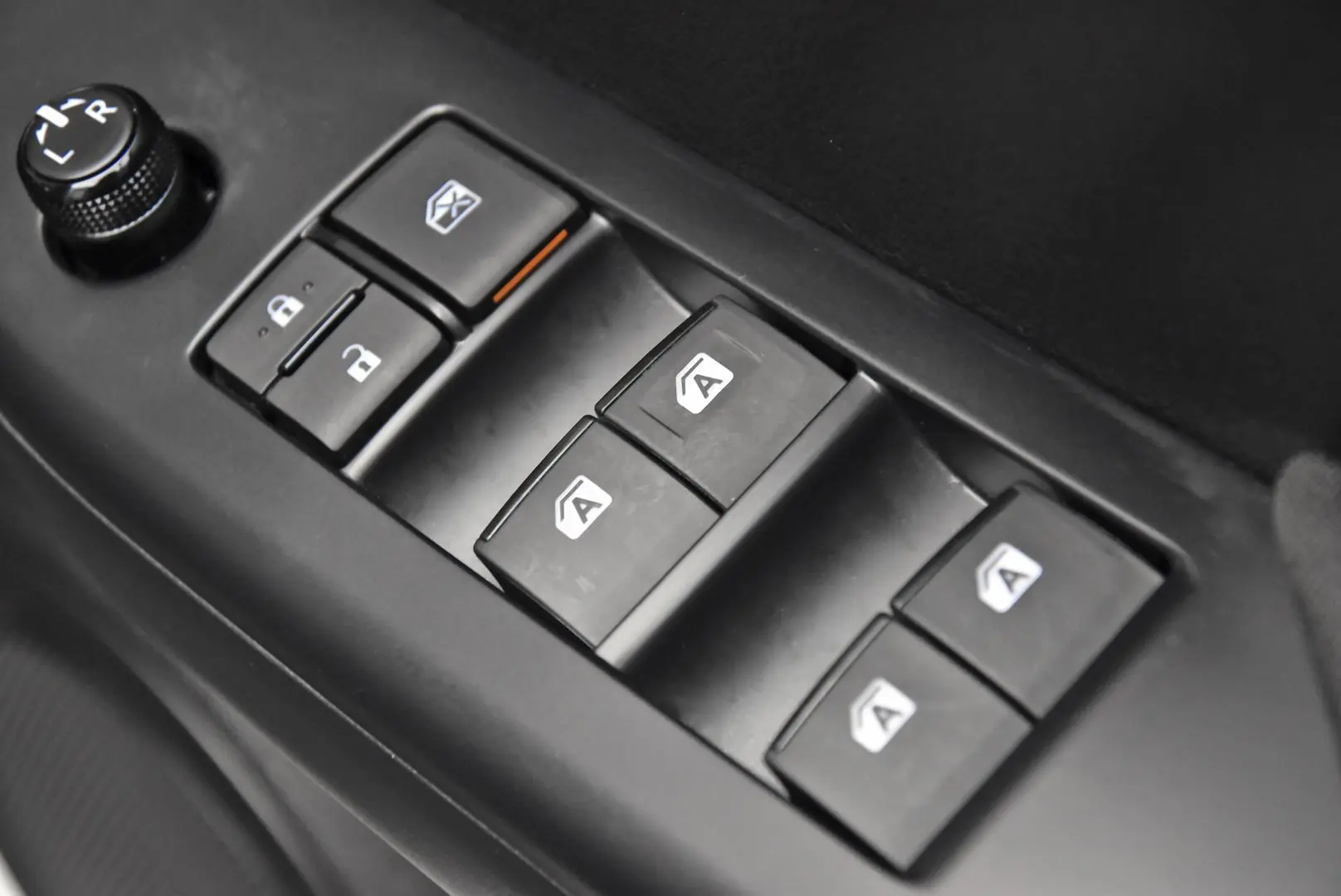 2024 Toyota Hilux Gallery Image 9