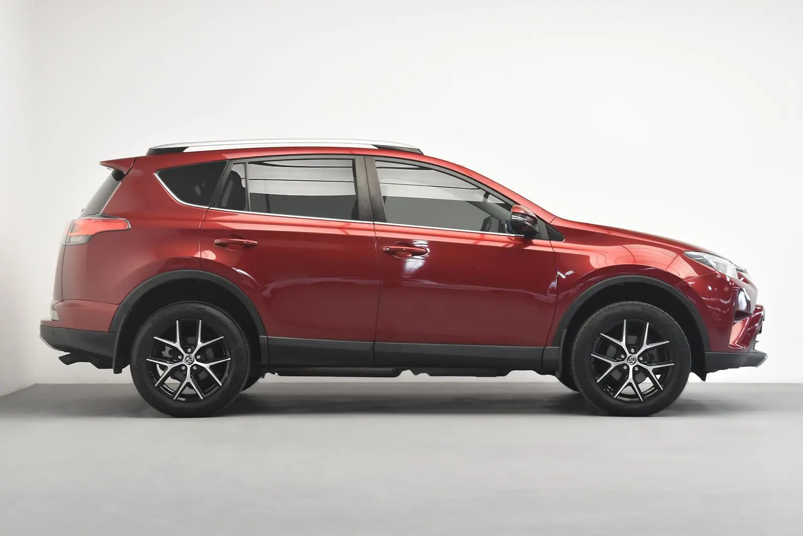 2018 Toyota RAV4 Gallery Image 3
