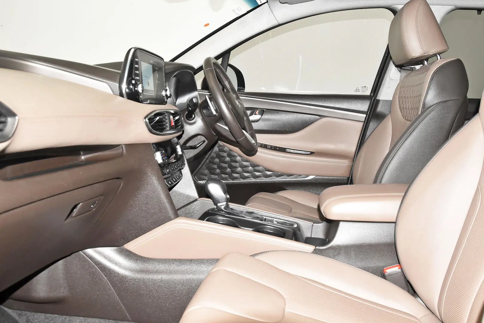 2018 Hyundai Santa Fe Gallery Image 17