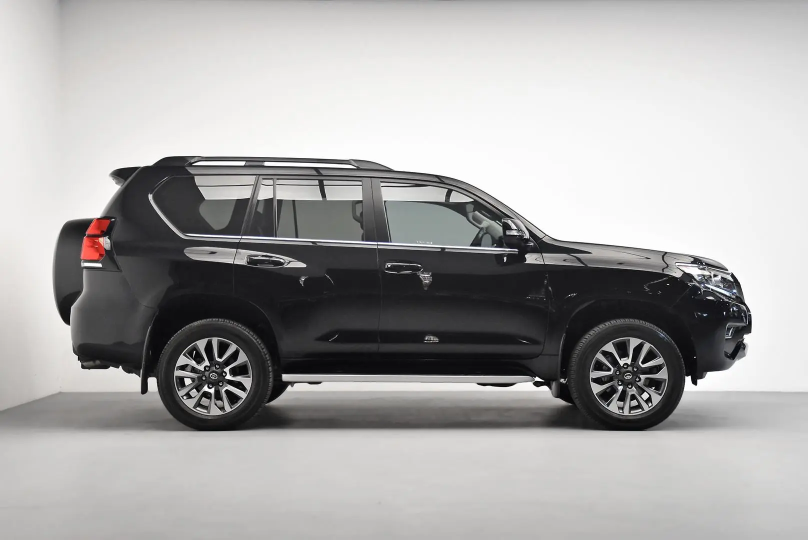 2022 Toyota Landcruiser Prado Gallery Image 3