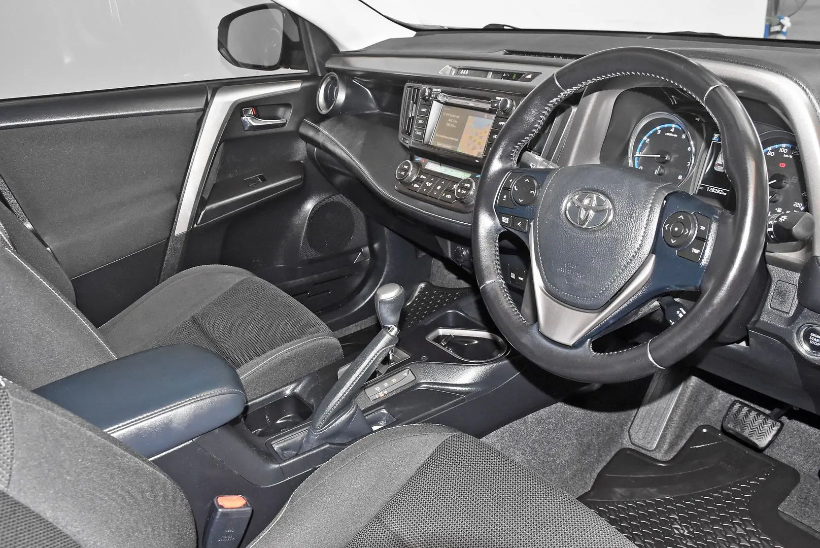 2017 Toyota RAV4 Gallery Image 8