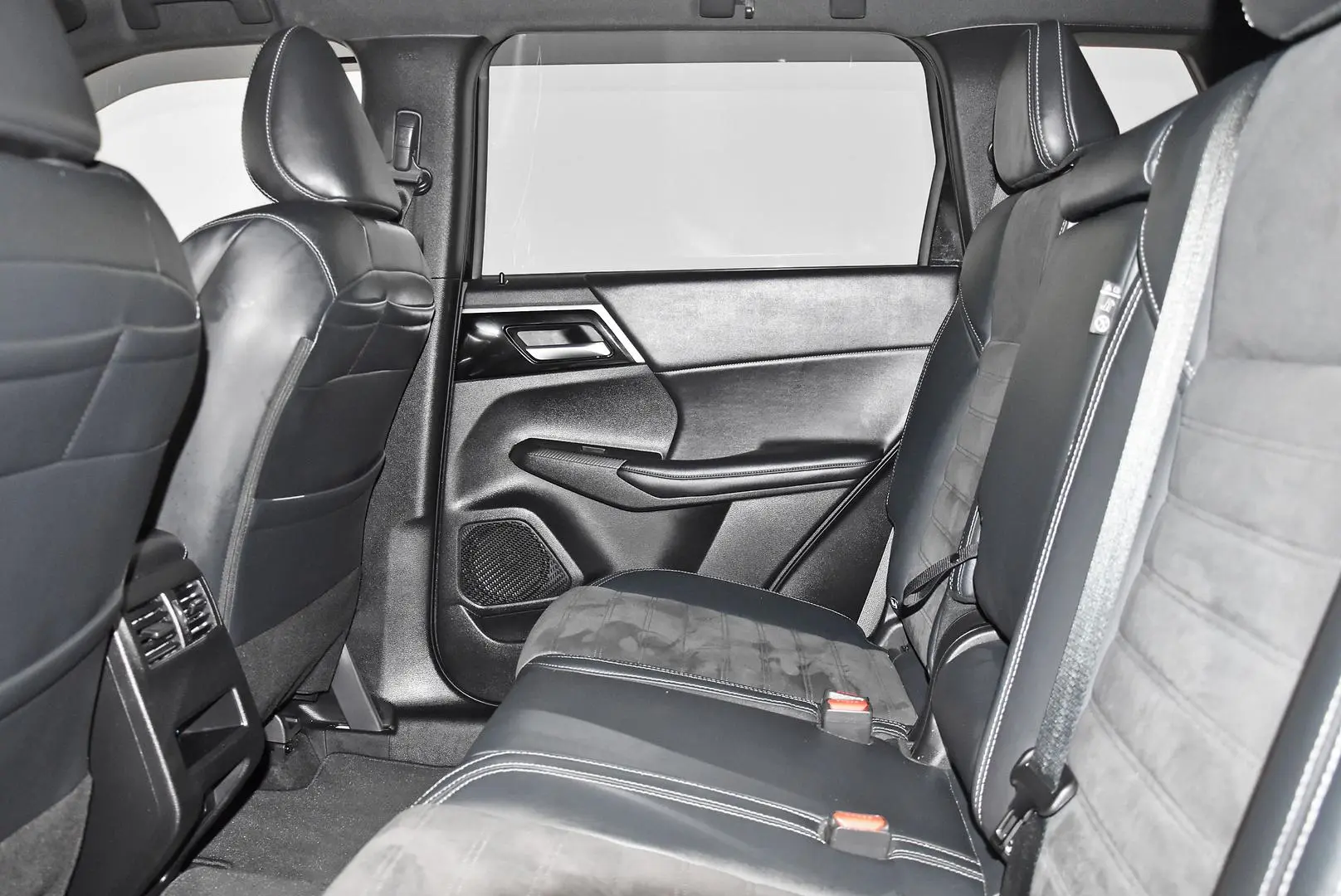 2023 Mitsubishi Outlander Gallery Image 19
