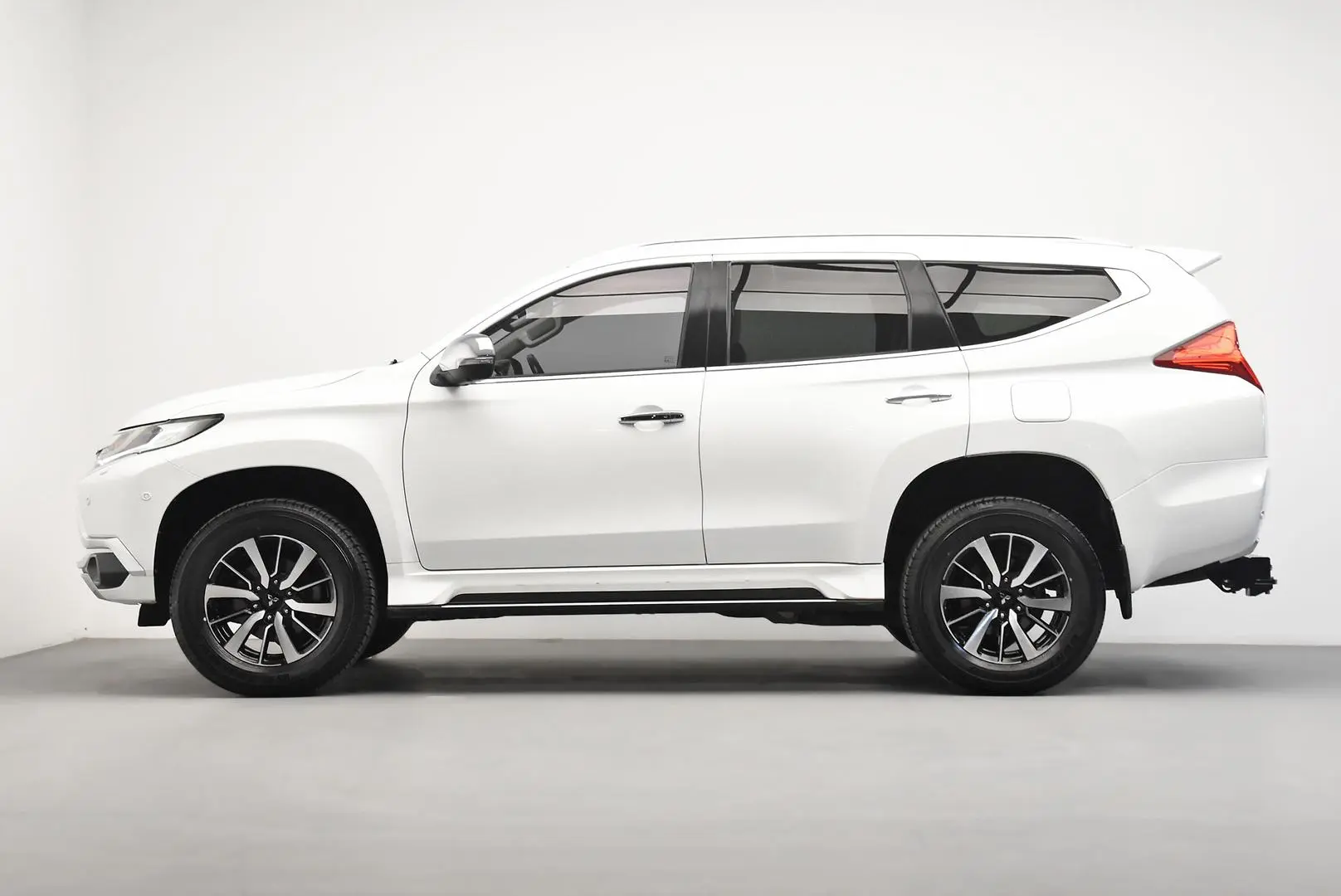 2018 Mitsubishi Pajero Sport Gallery Image 4