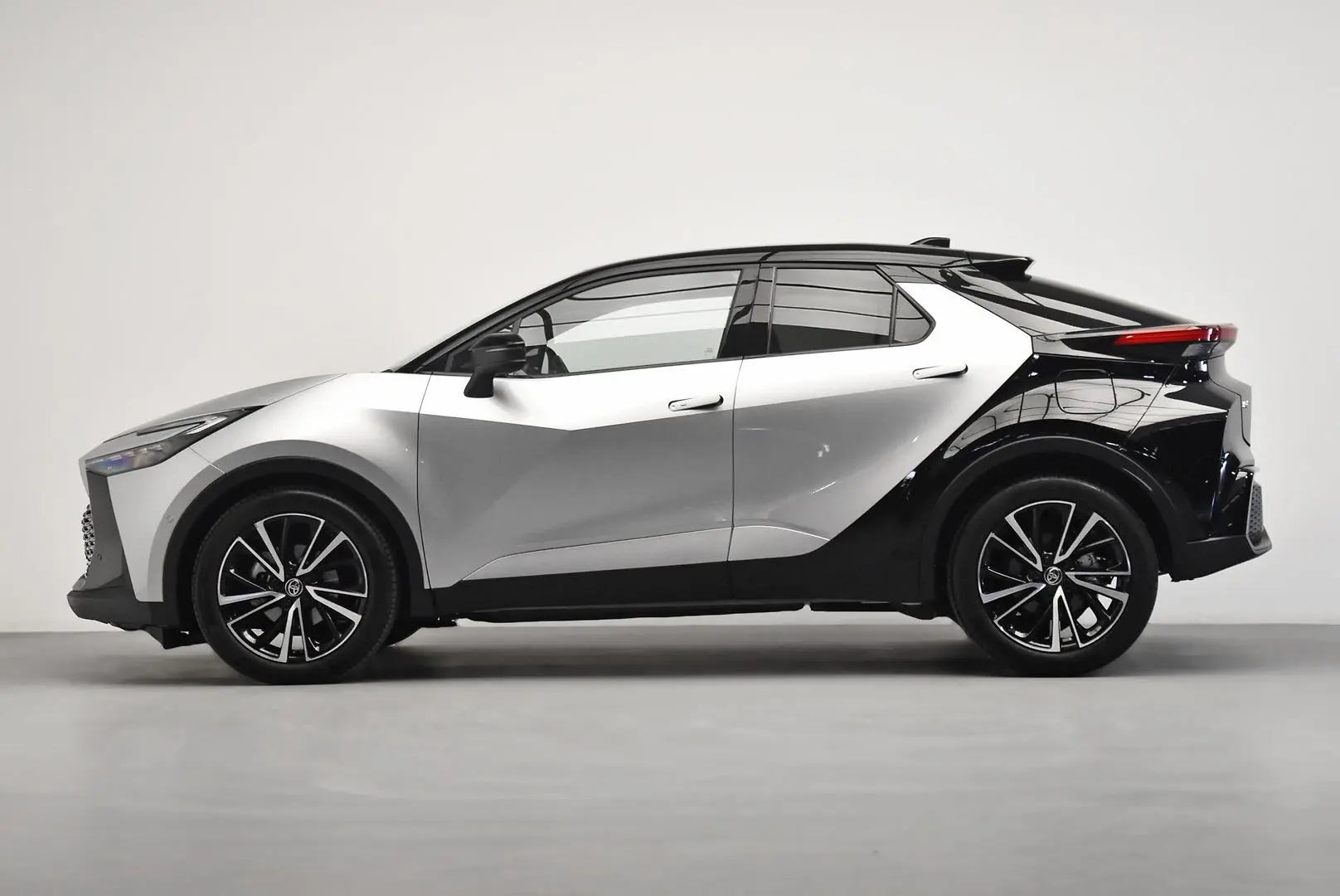2025 Toyota C-HR Gallery Image 4