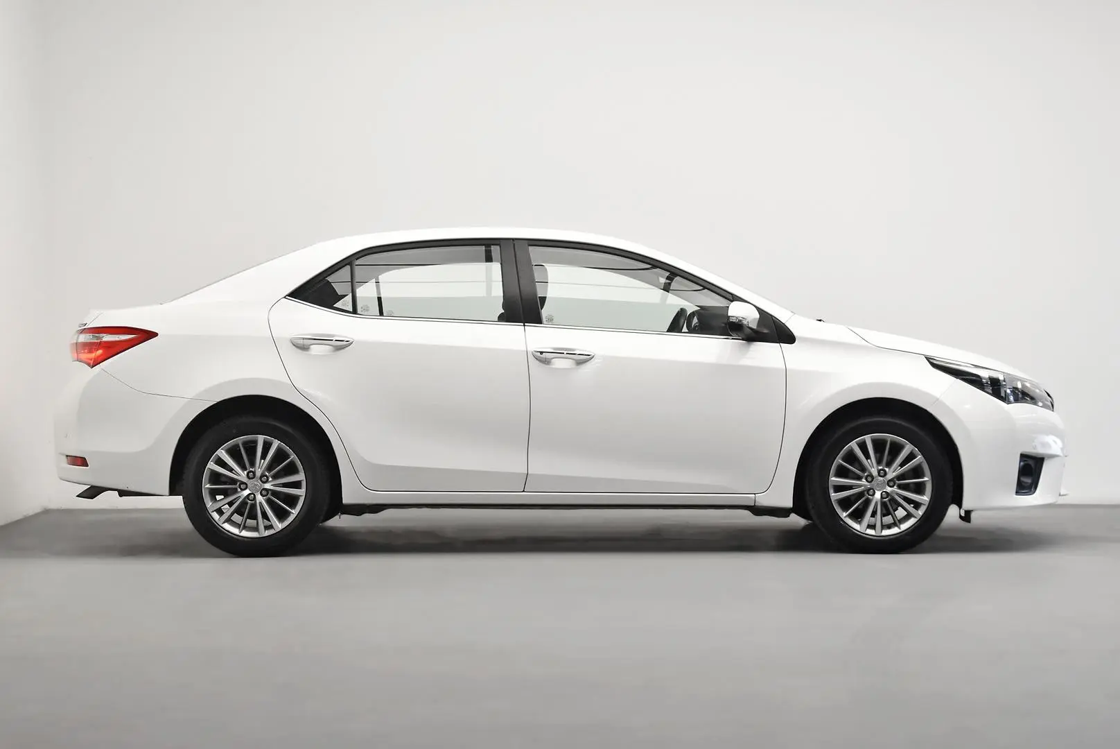 2015 Toyota Corolla Gallery Image 3
