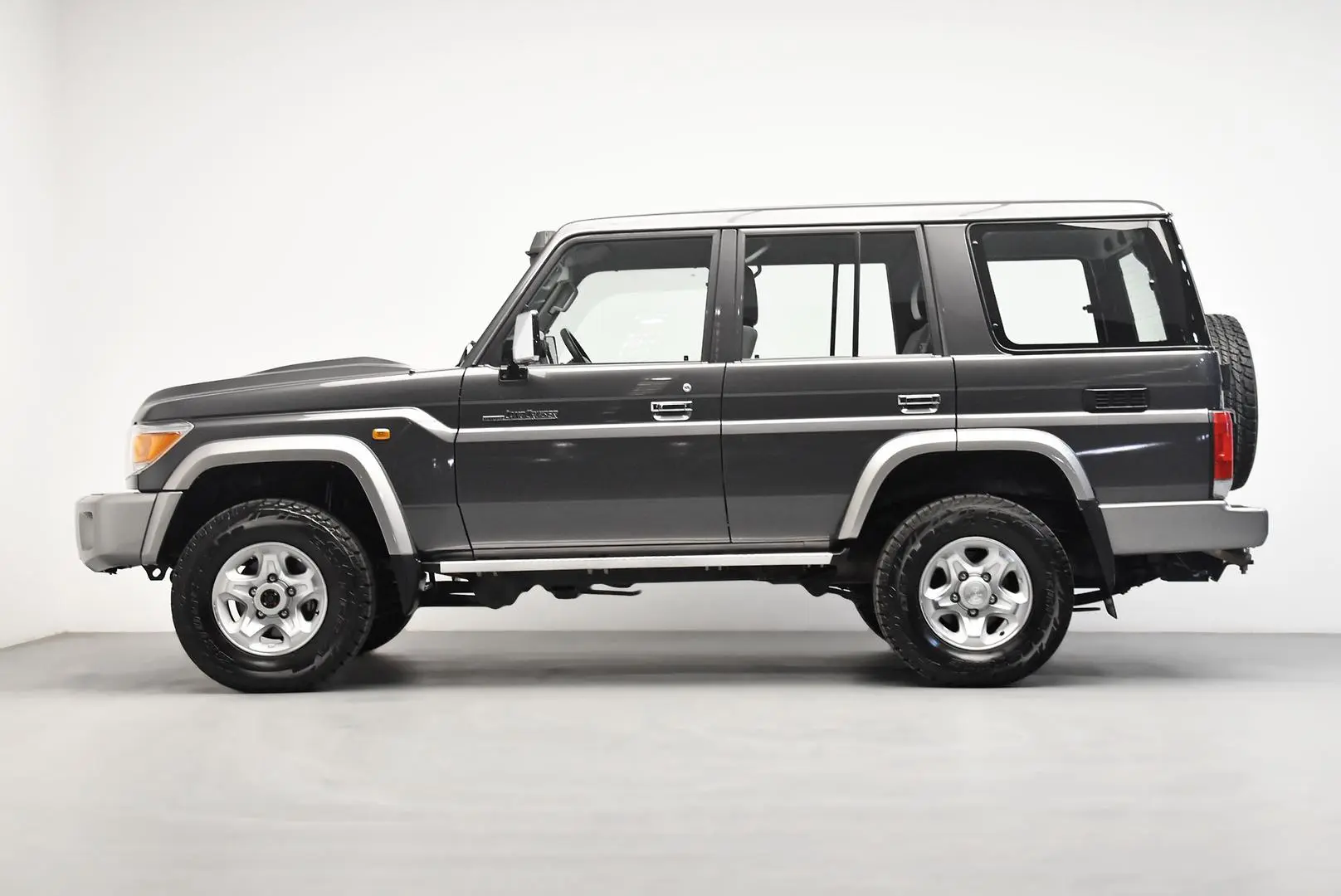 2016 Toyota Landcruiser Gallery Image 4