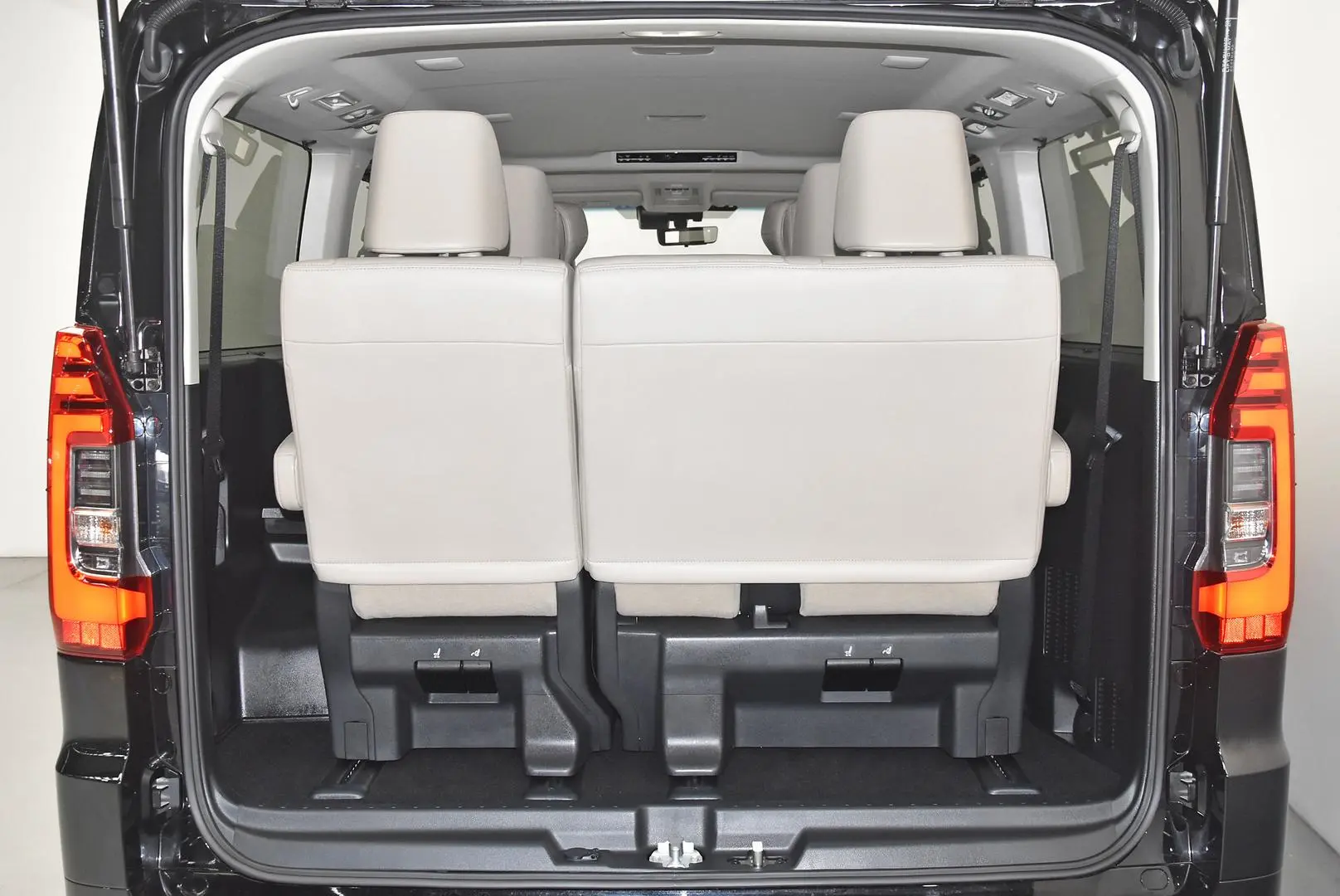 2025 Toyota Granvia Gallery Image 23