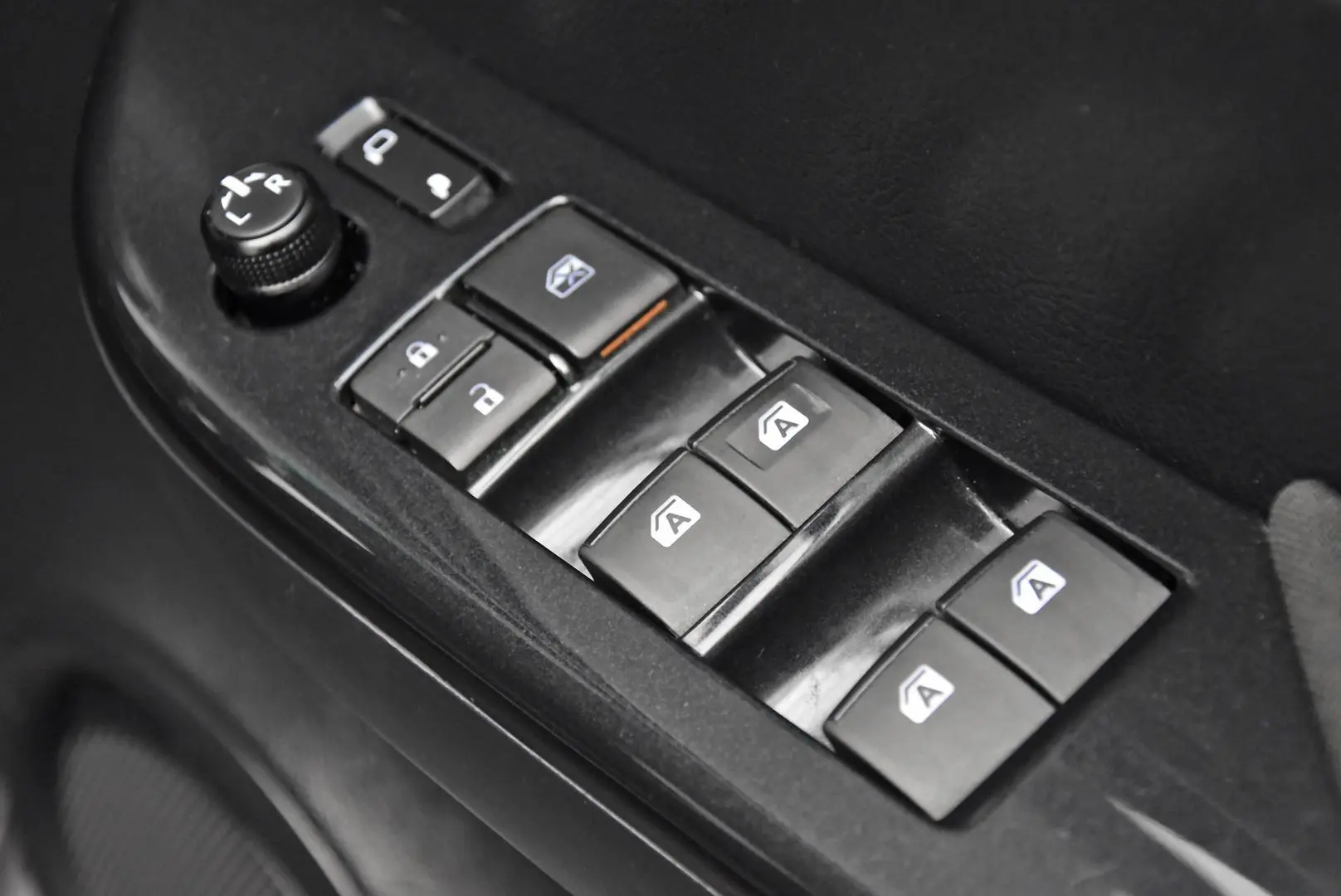 2019 Toyota Hilux Gallery Image 9