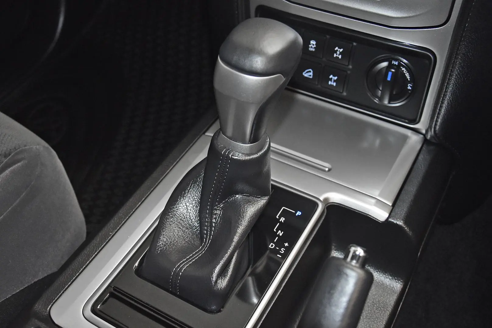 2022 Toyota Landcruiser Prado Gallery Image 12