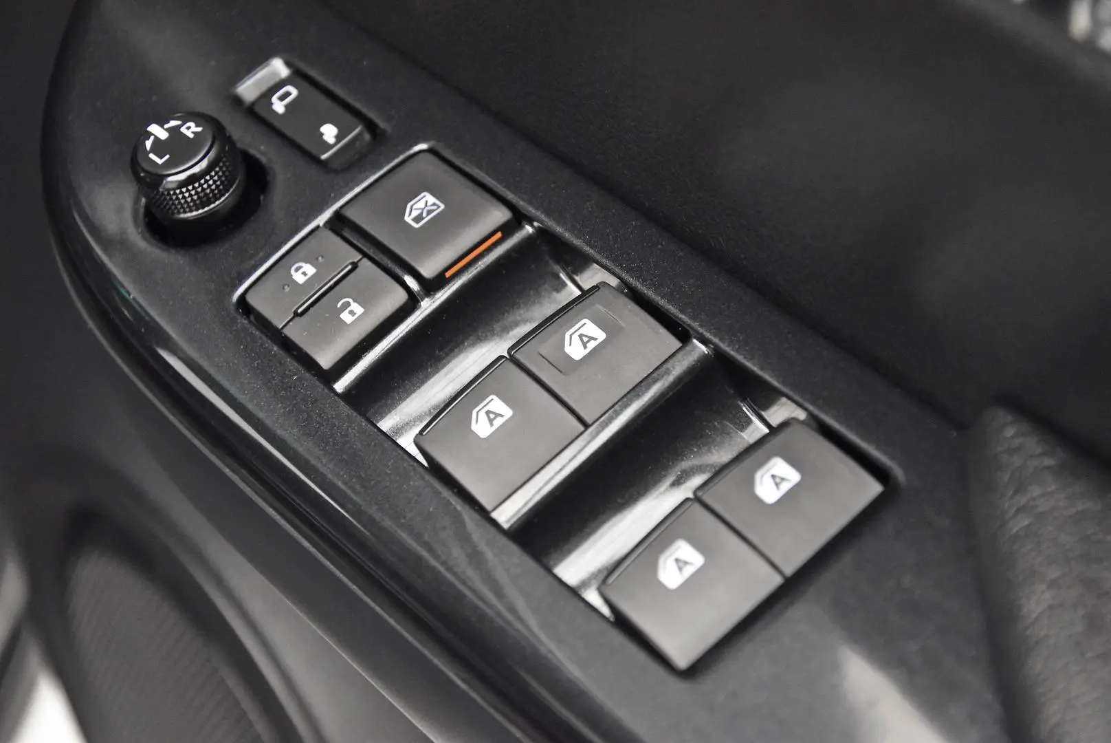 2024 Toyota Hilux Gallery Image 9