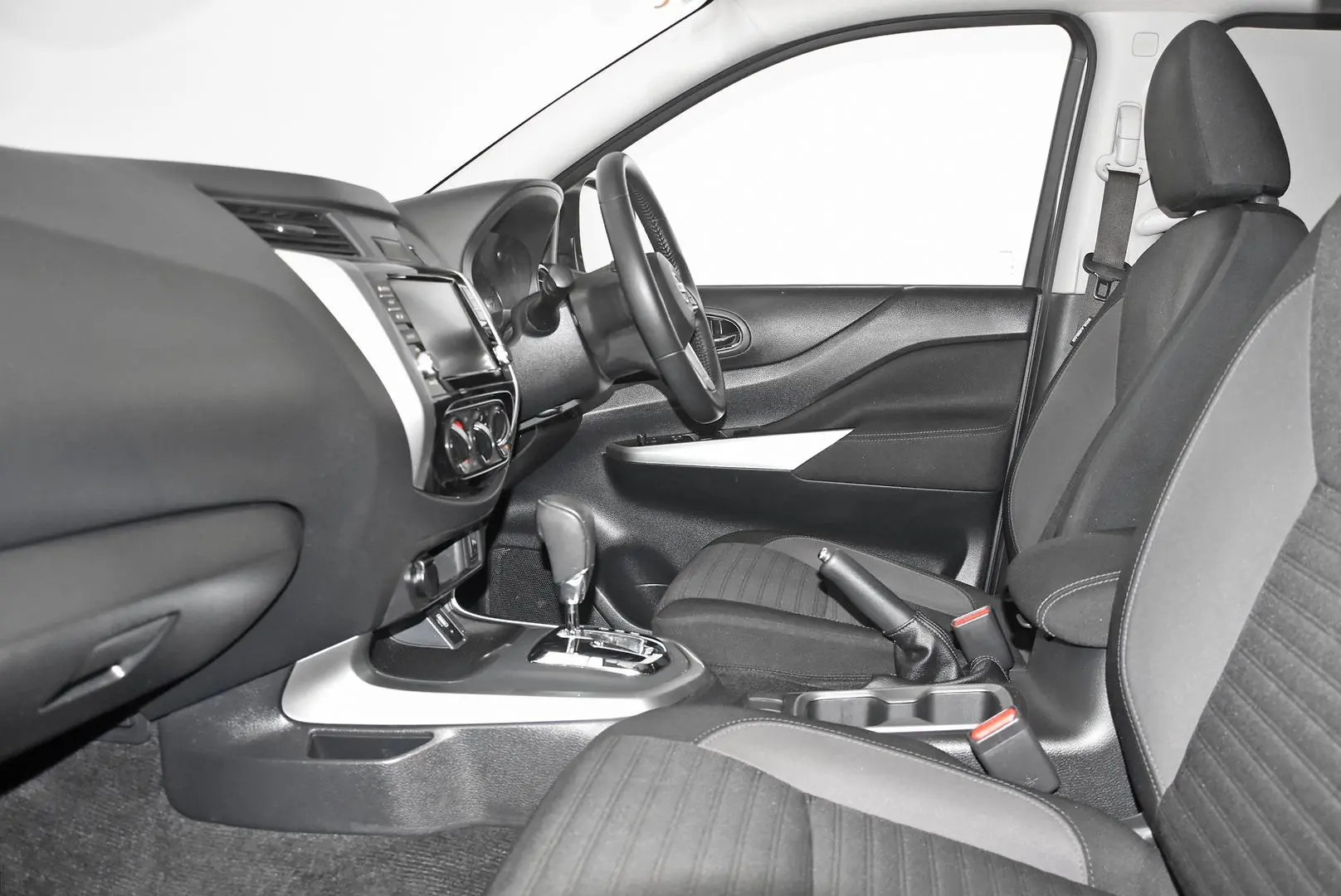 2021 Nissan Navara Gallery Image 16