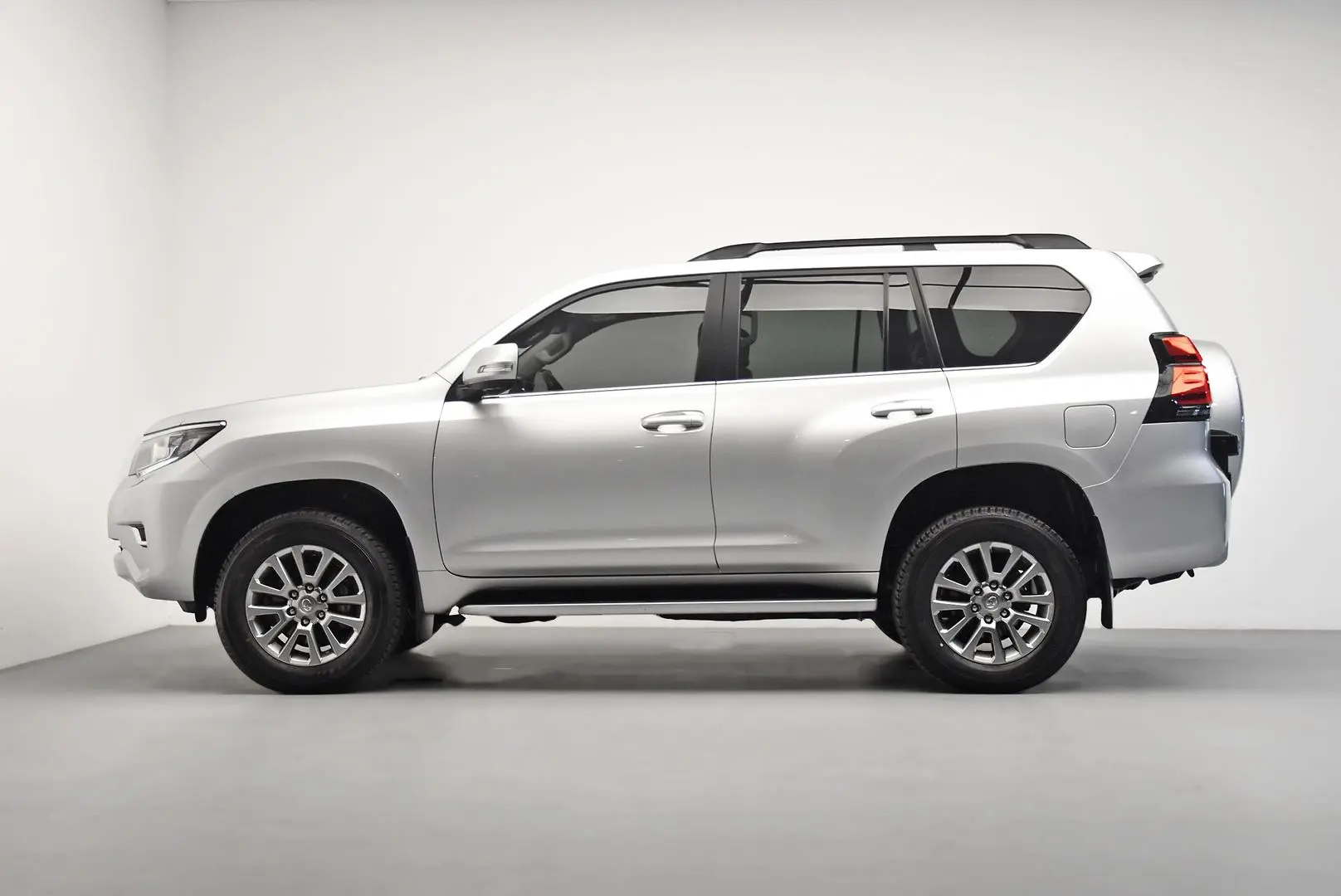 2021 Toyota Landcruiser Prado Gallery Image 4