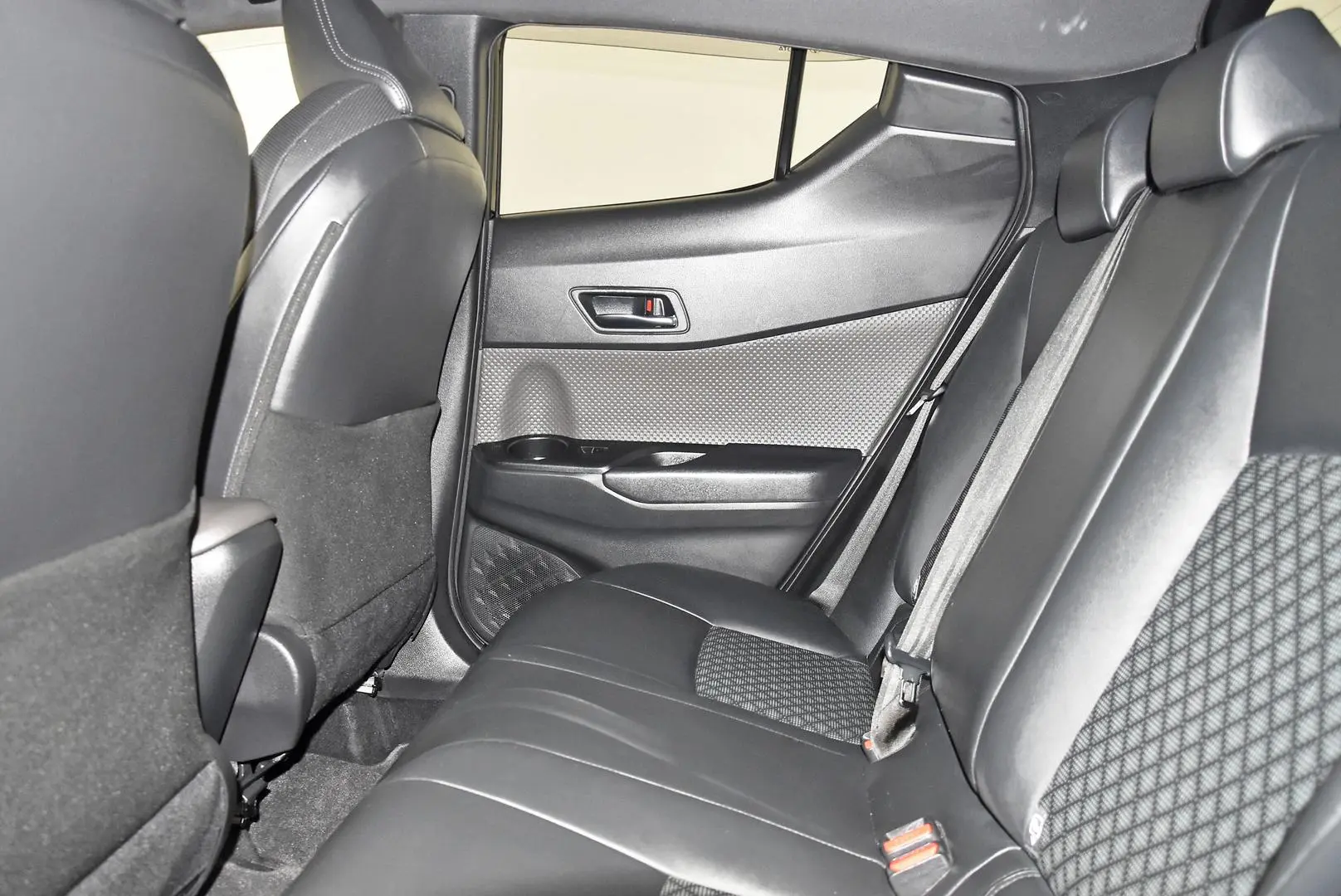 2022 Toyota C-HR Gallery Image 19