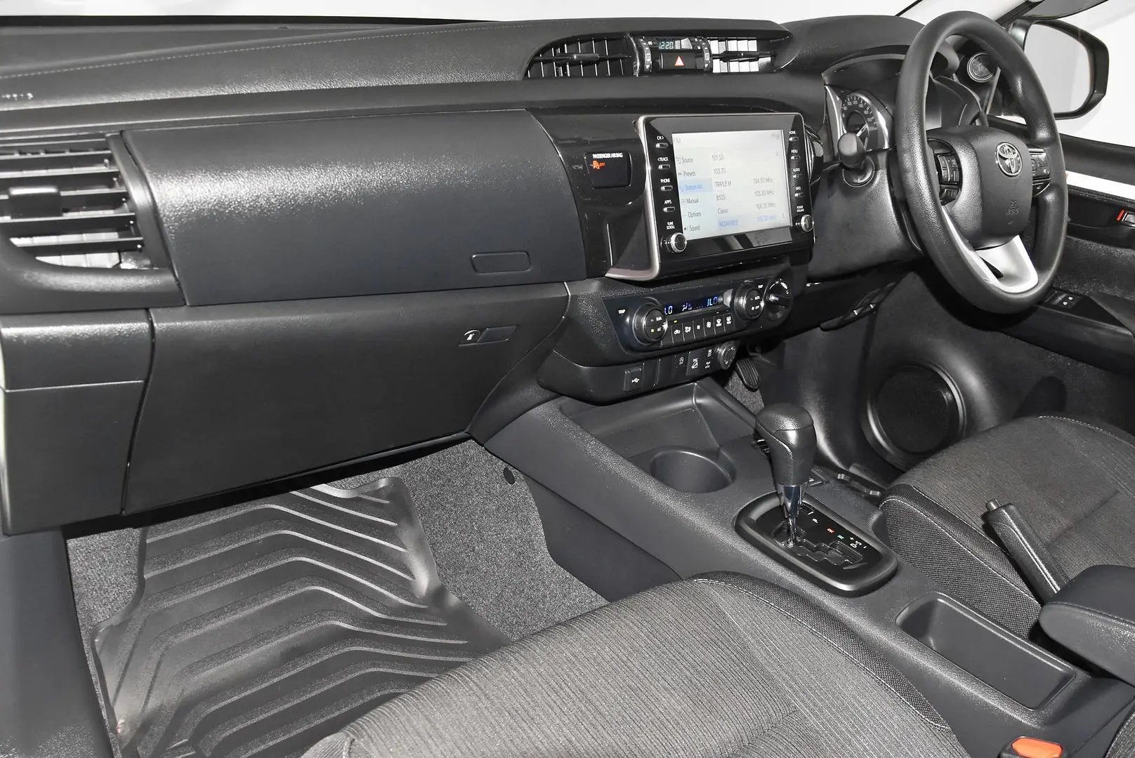 2025 Toyota Hilux Gallery Image 17