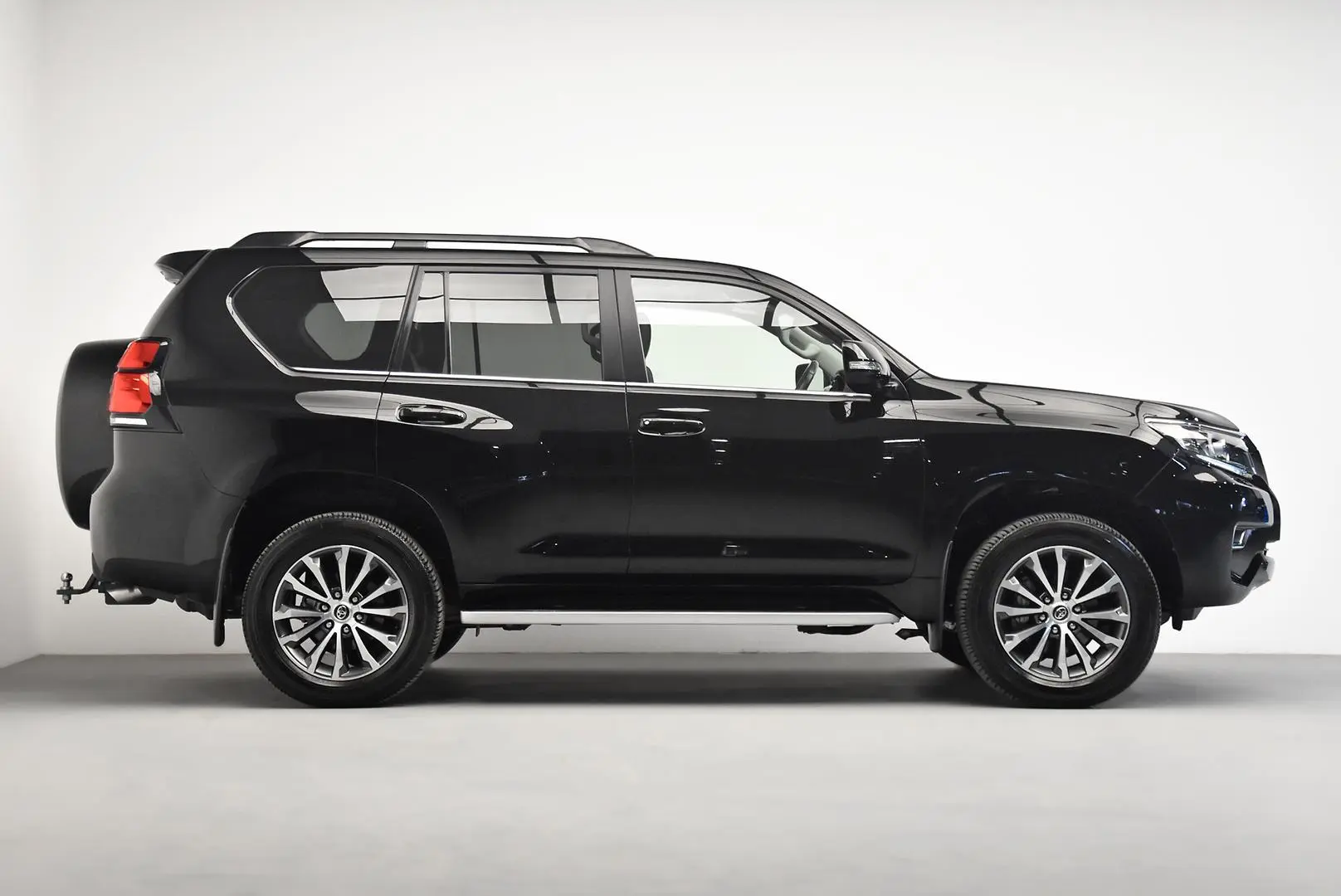 2023 Toyota Landcruiser Prado Gallery Image 3