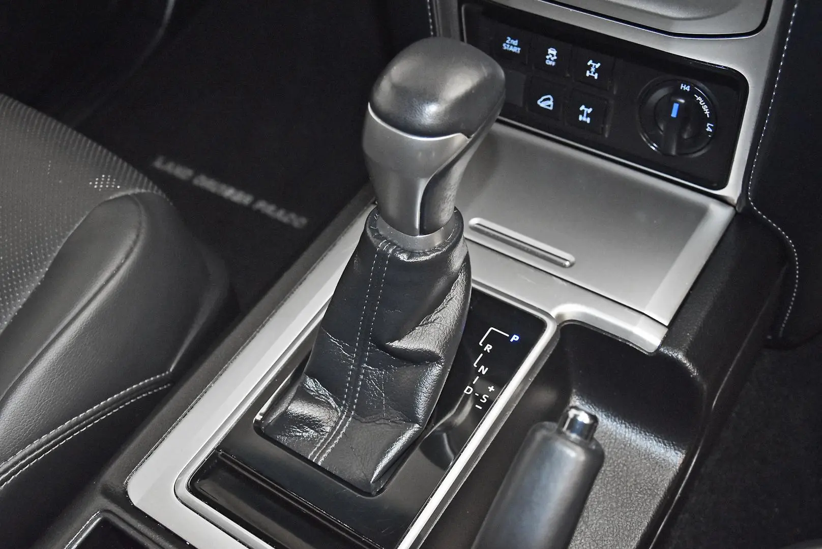 2023 Toyota Landcruiser Prado Gallery Image 12