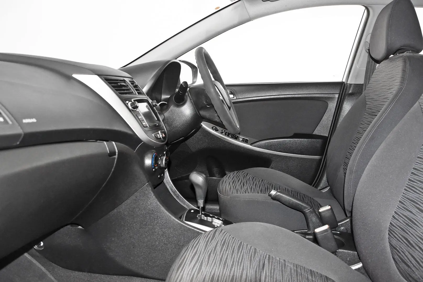 2016 Hyundai Accent Gallery Image 16