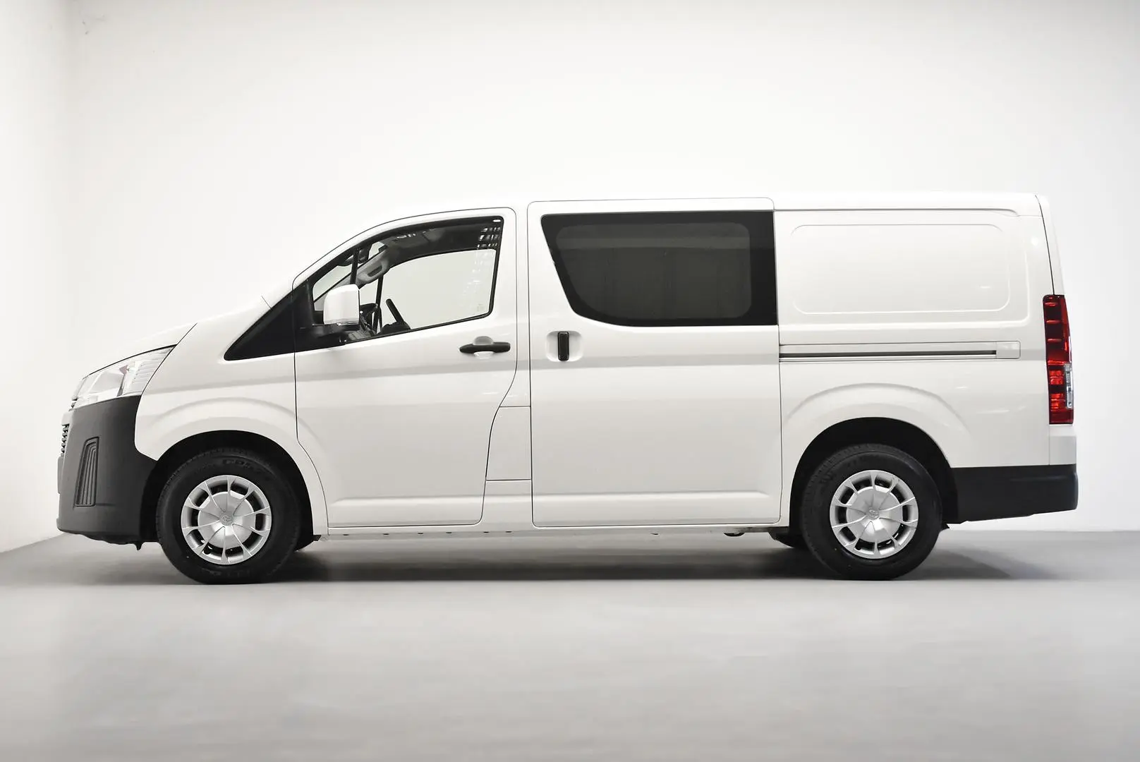 2021 Toyota Hiace Gallery Image 4