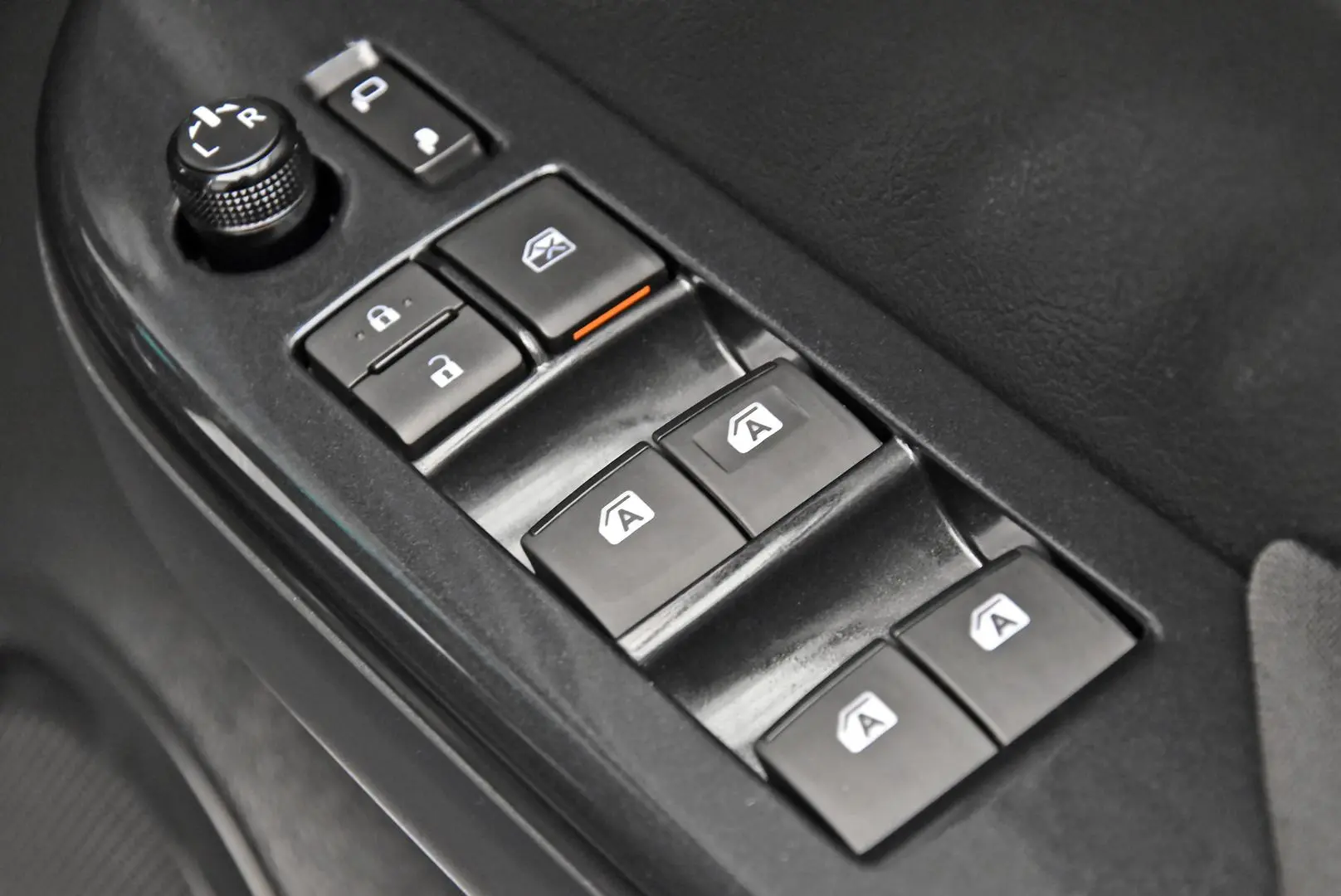 2025 Toyota Hilux Gallery Image 9