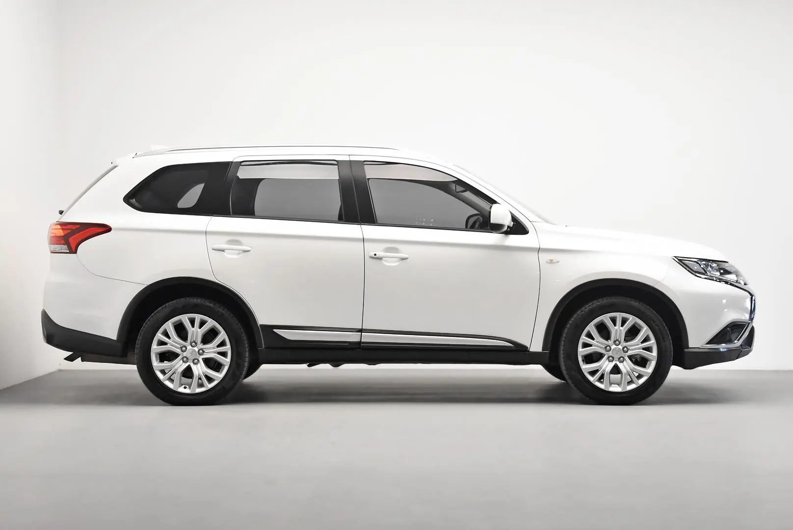 2019 Mitsubishi Outlander Gallery Image 3