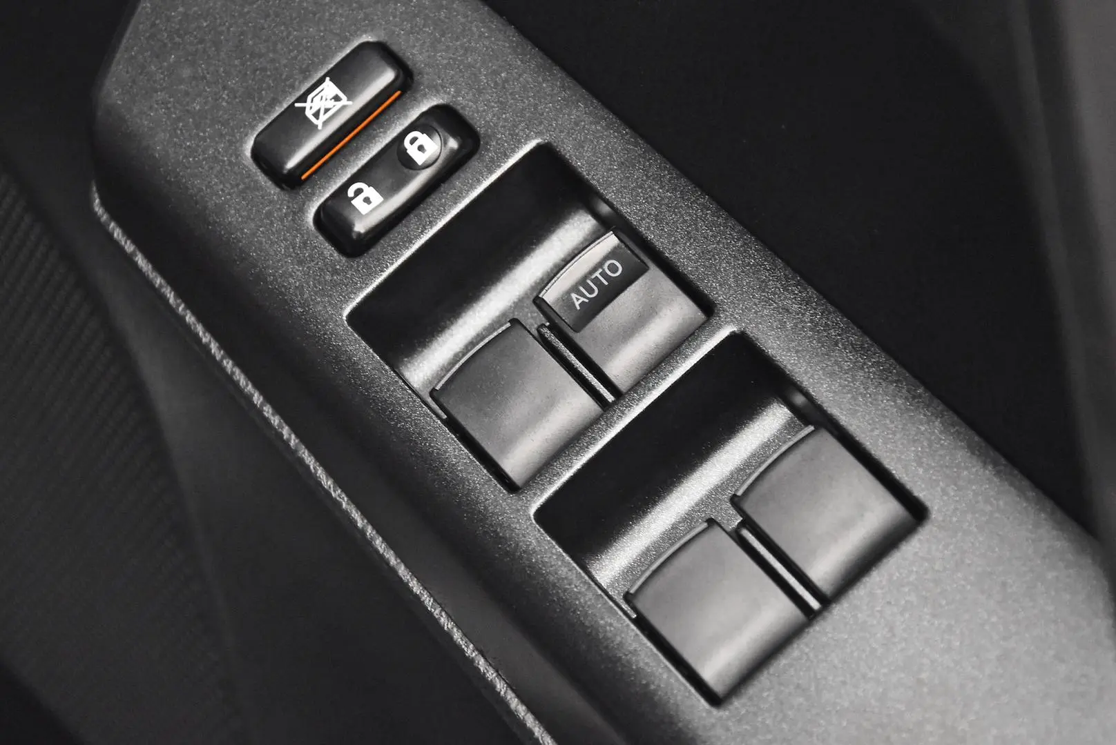 2017 Toyota RAV4 Gallery Image 9