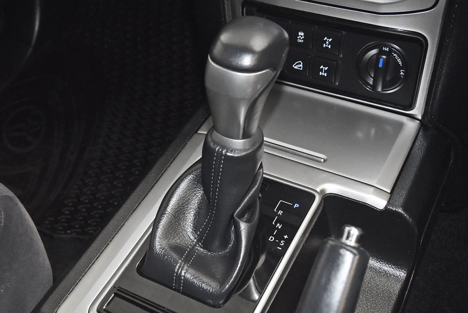 2022 Toyota Landcruiser Prado Gallery Image 12